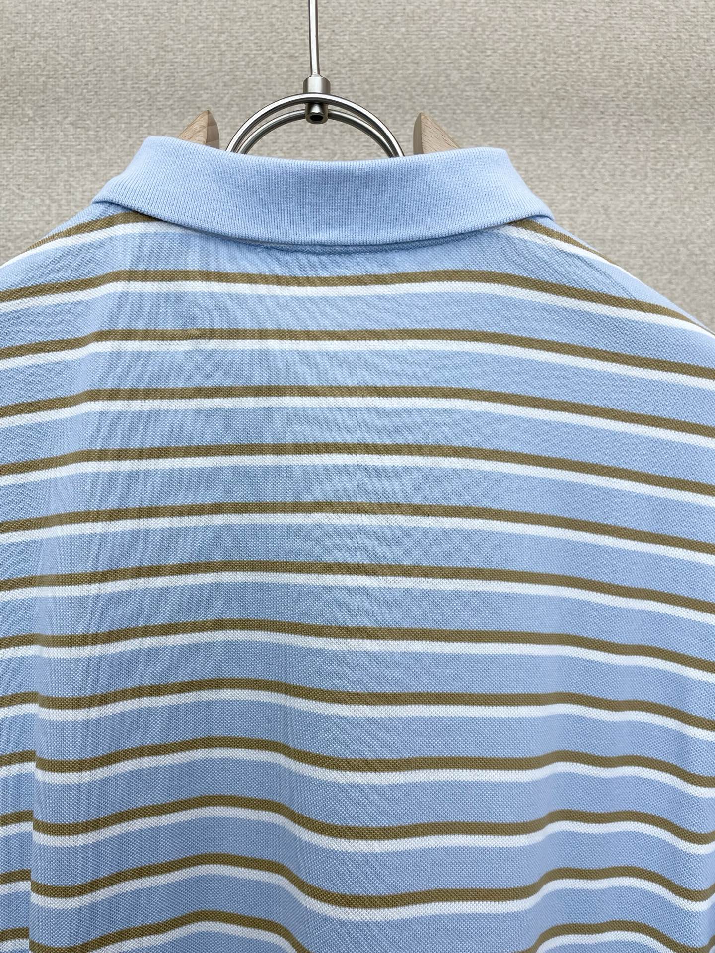 。Prada普拉达👚砸锅卖铁都要上的新款👚新款女装休闲短袖 高端版本！独特设计 专柜定制面料 透气舒适度