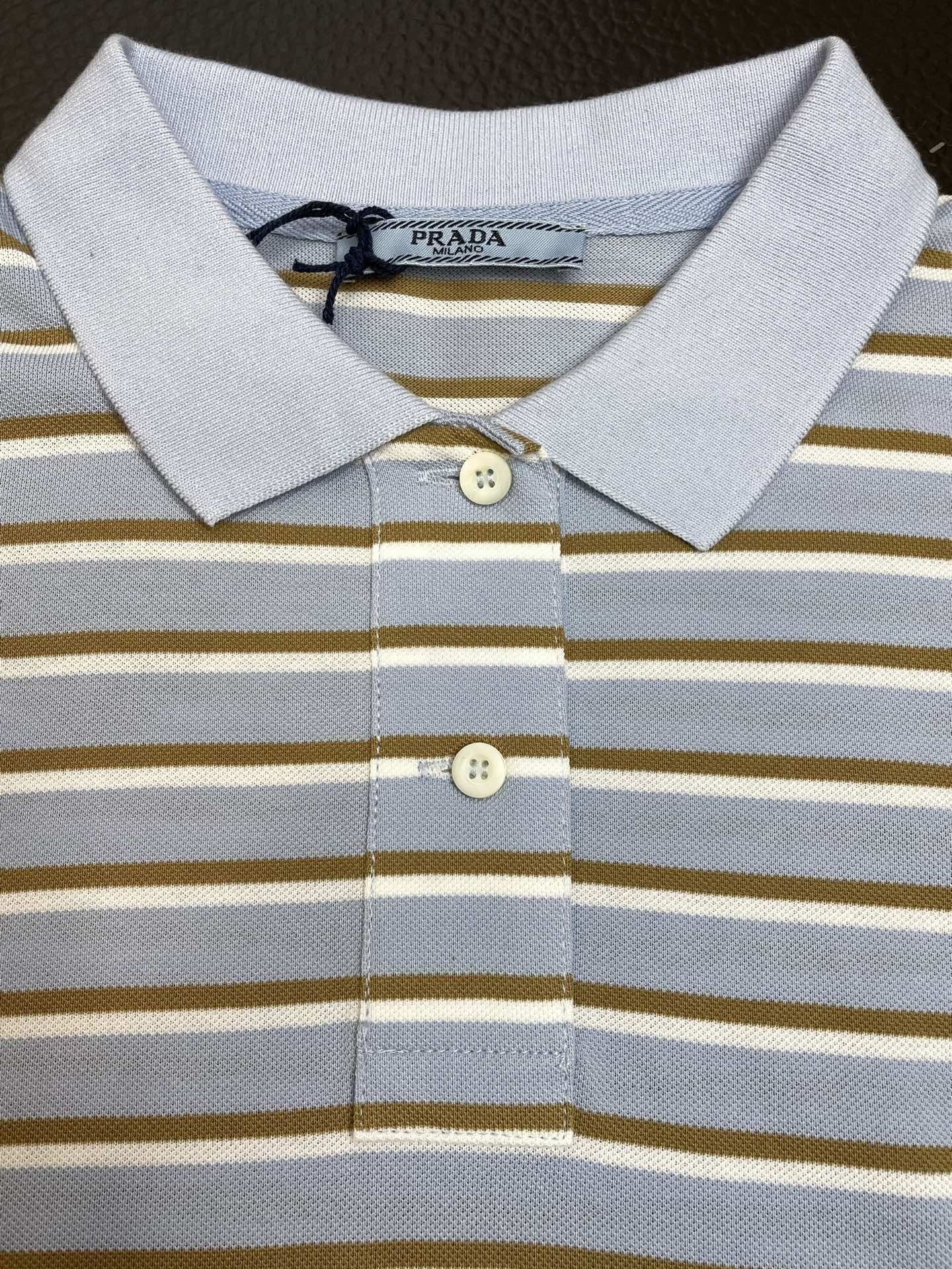 。Prada普拉达👚砸锅卖铁都要上的新款👚新款女装休闲短袖 高端版本！独特设计 专柜定制面料 透气舒适度