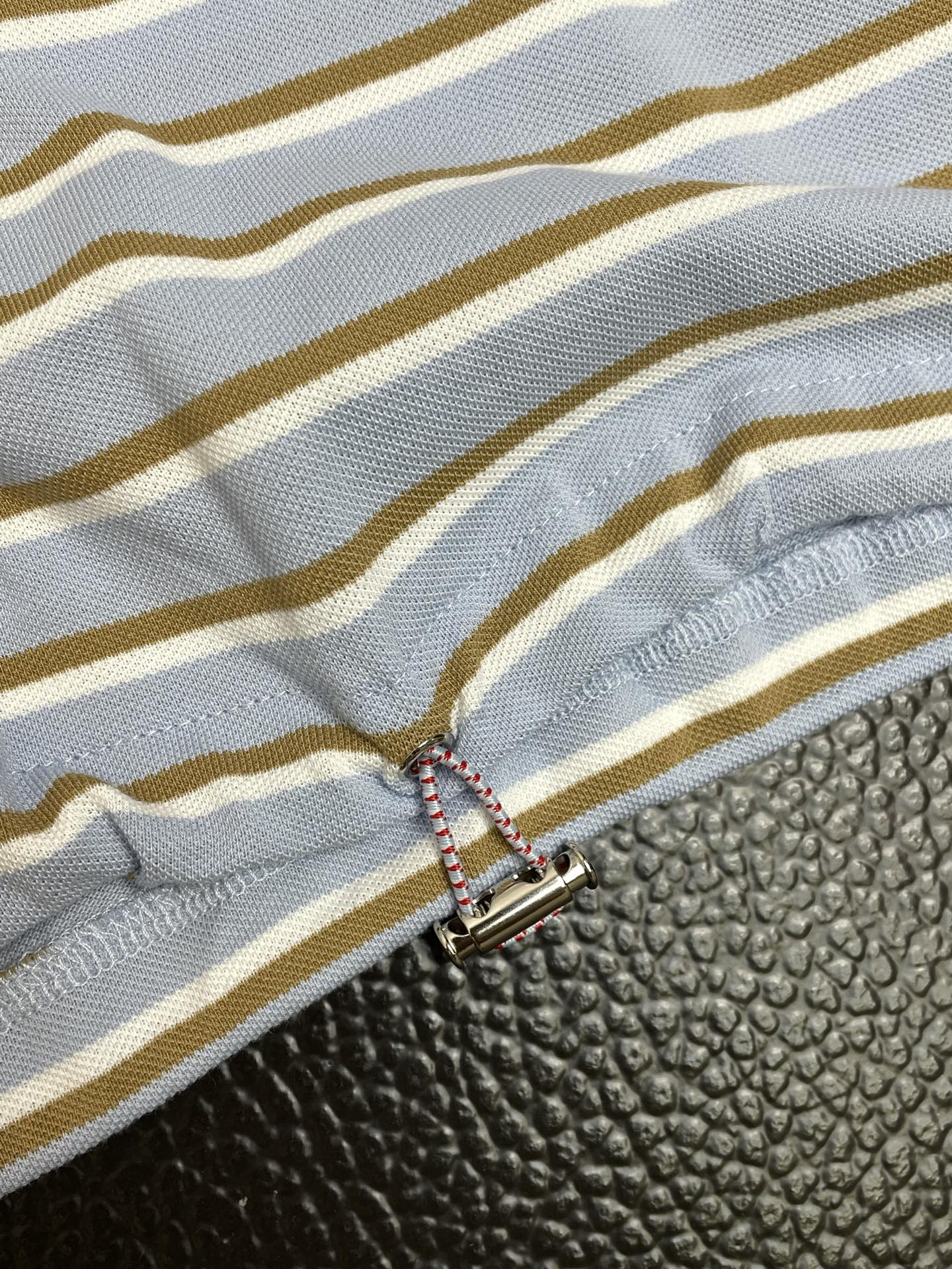 。Prada普拉达👚砸锅卖铁都要上的新款👚新款女装休闲短袖 高端版本！独特设计 专柜定制面料 透气舒适度
