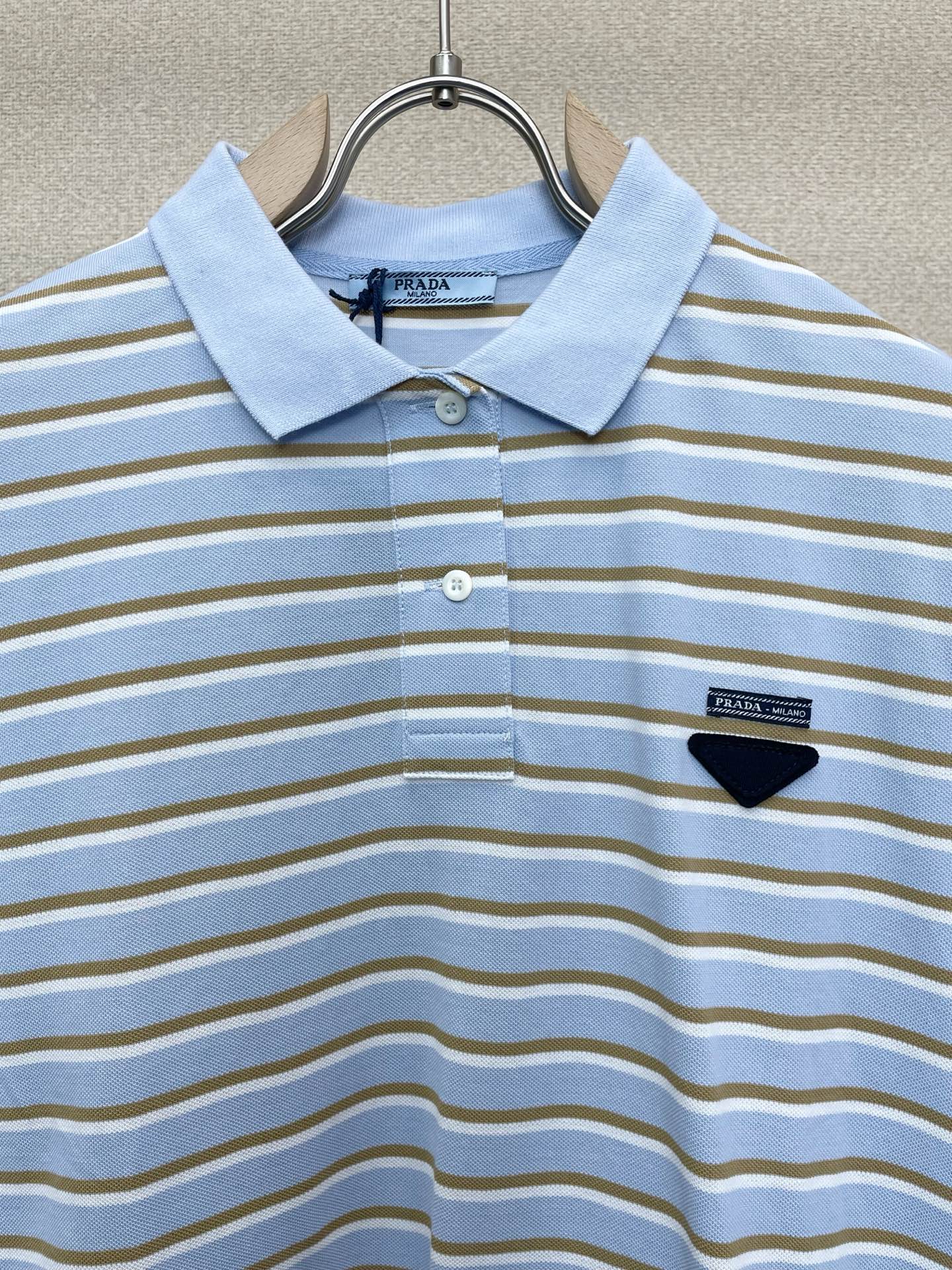。Prada普拉达👚砸锅卖铁都要上的新款👚新款女装休闲短袖 高端版本！独特设计 专柜定制面料 透气舒适度