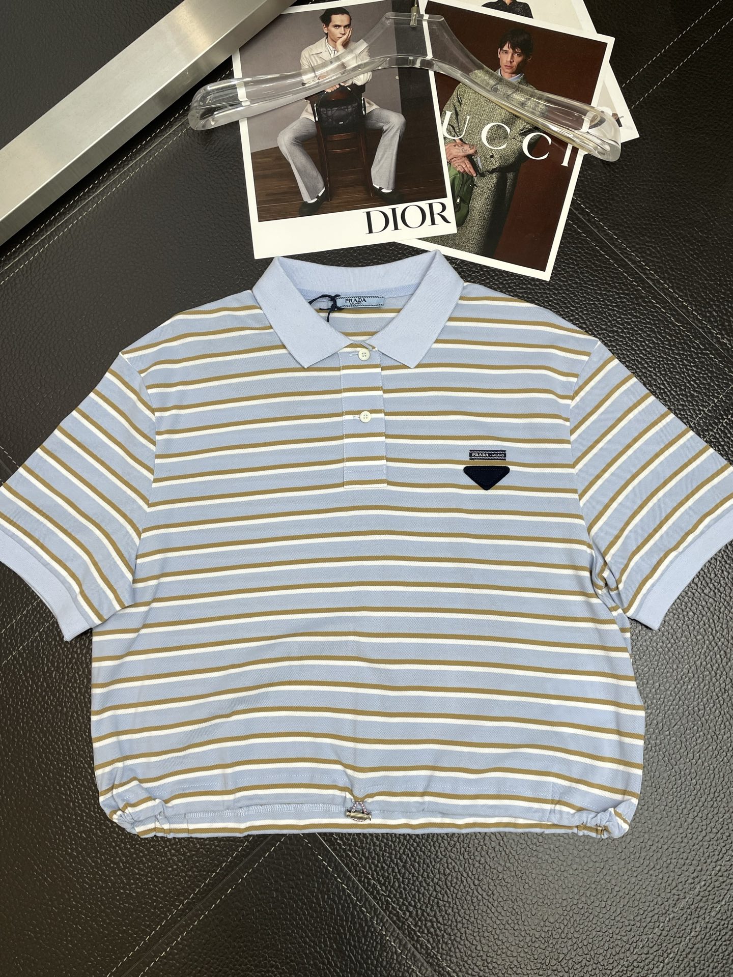 。Prada普拉达👚砸锅卖铁都要上的新款👚新款女装休闲短袖 高端版本！独特设计 专柜定制面料 透气舒适度
