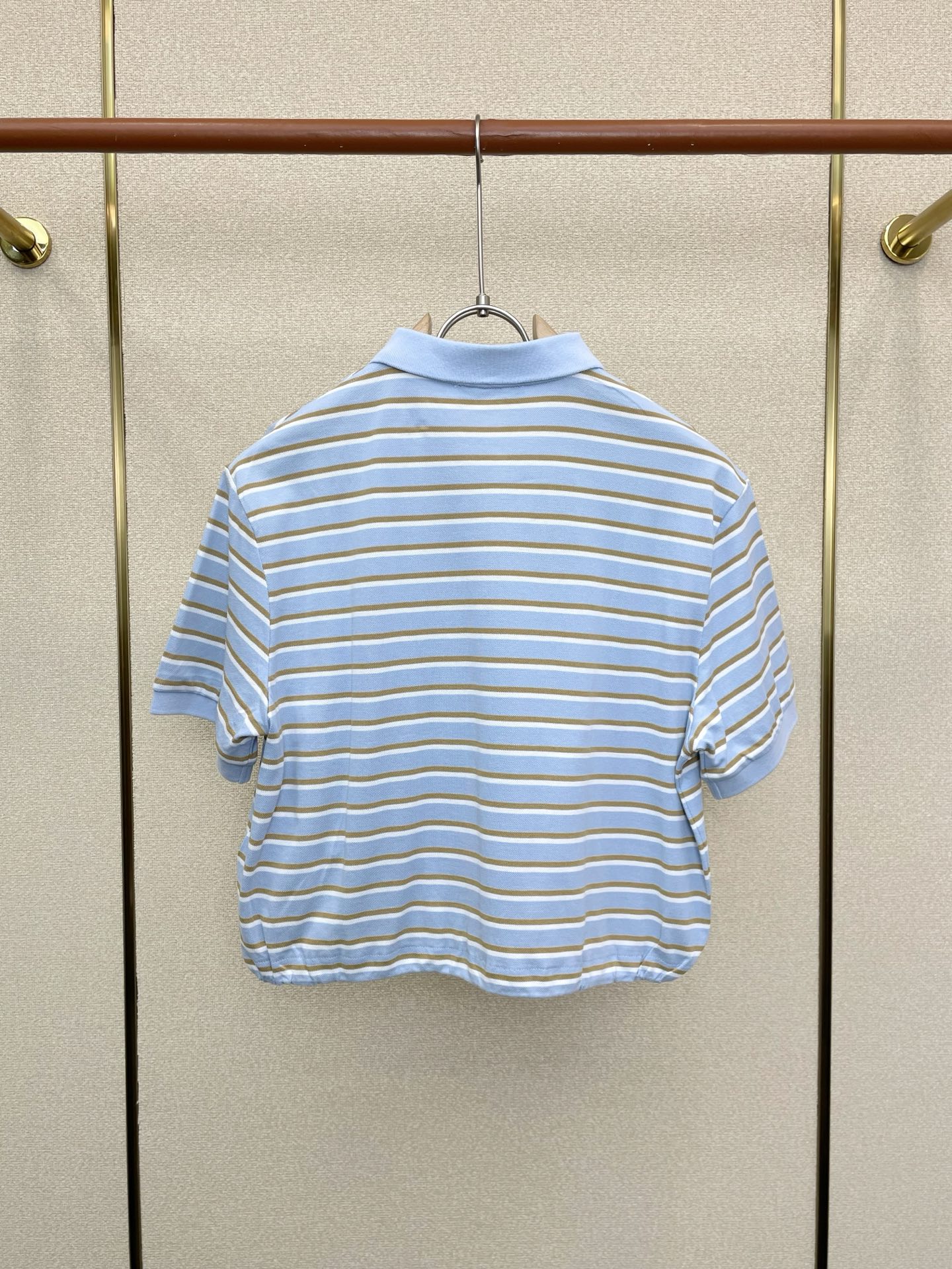 。Prada普拉达👚砸锅卖铁都要上的新款👚新款女装休闲短袖 高端版本！独特设计 专柜定制面料 透气舒适度
