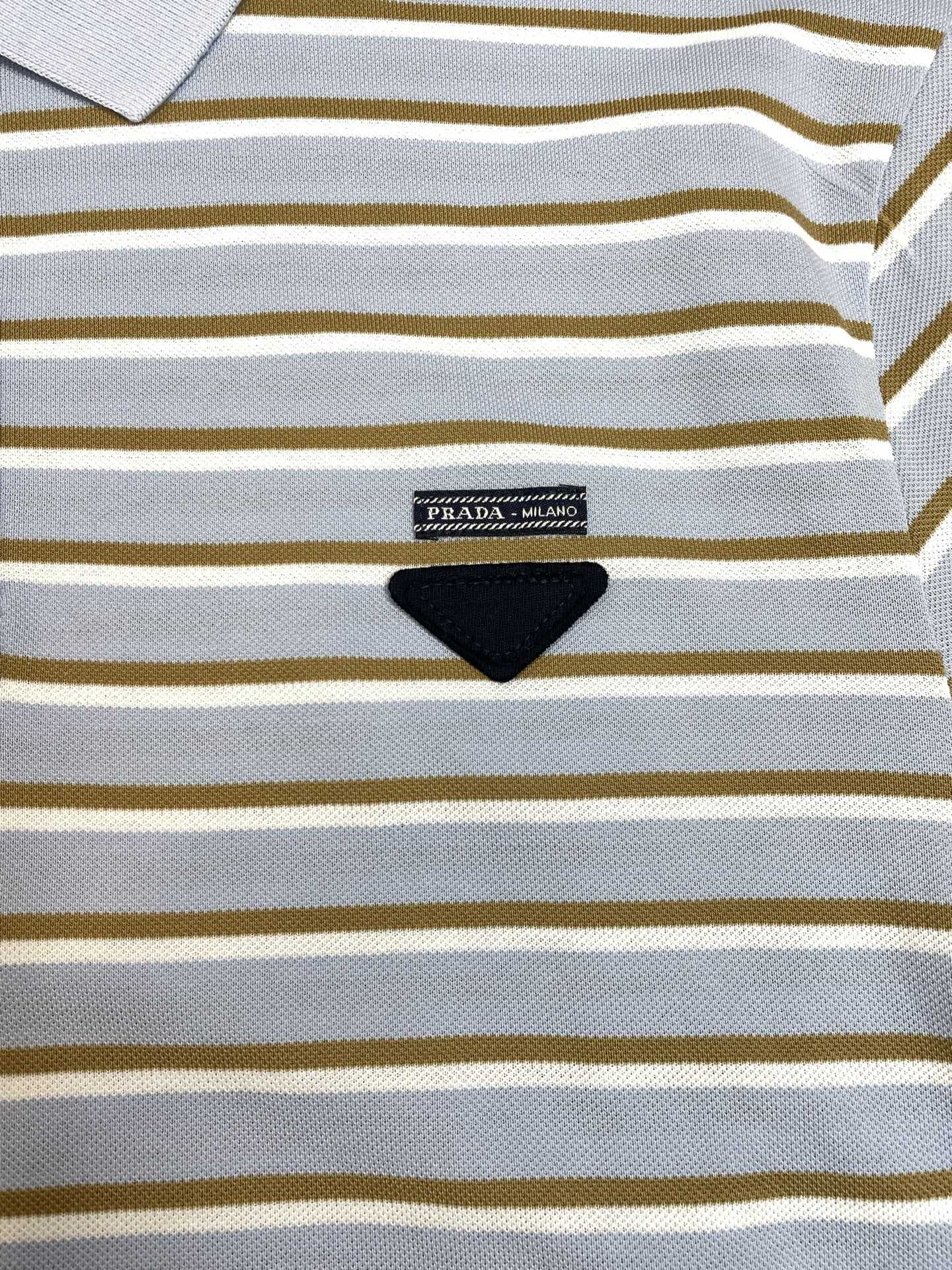 。Prada普拉达👚砸锅卖铁都要上的新款👚新款女装休闲短袖 高端版本！独特设计 专柜定制面料 透气舒适度