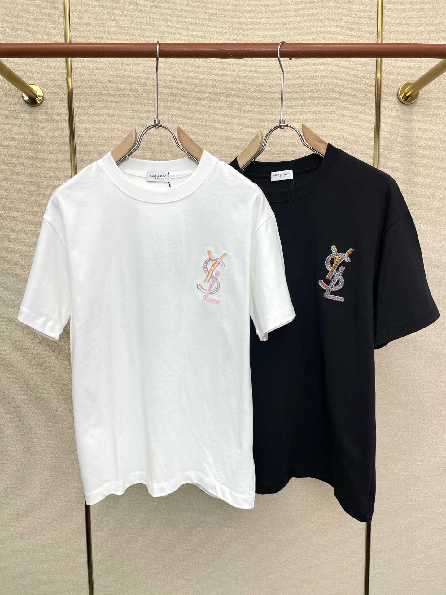 。SAINT LAURENT圣罗兰💥砸锅卖铁都要上的新款新款原单男士休闲短袖 高端定制 高端版本 时尚百