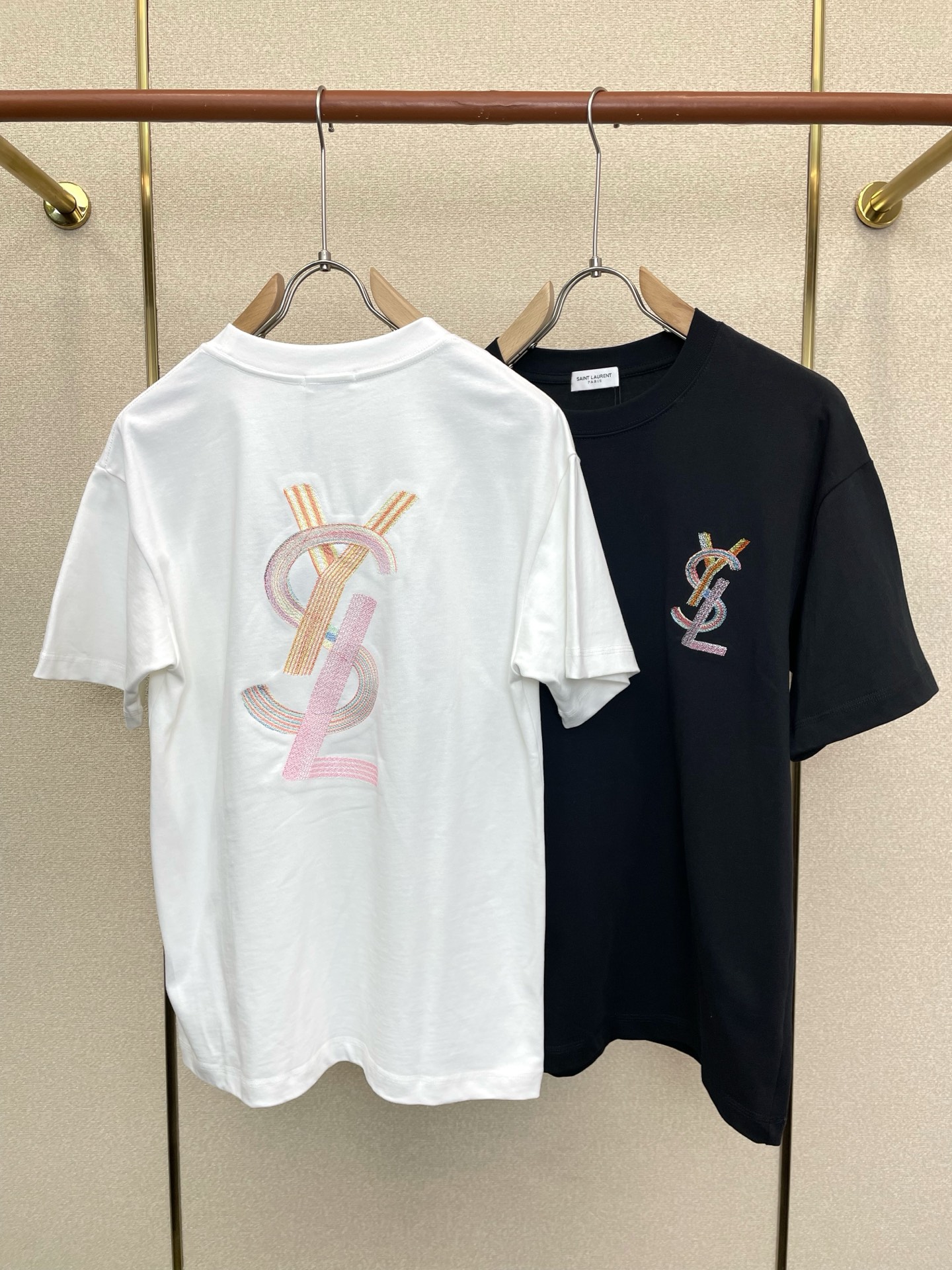 。SAINT LAURENT圣罗兰💥砸锅卖铁都要上的新款新款原单男士休闲短袖 高端定制 高端版本 时尚百
