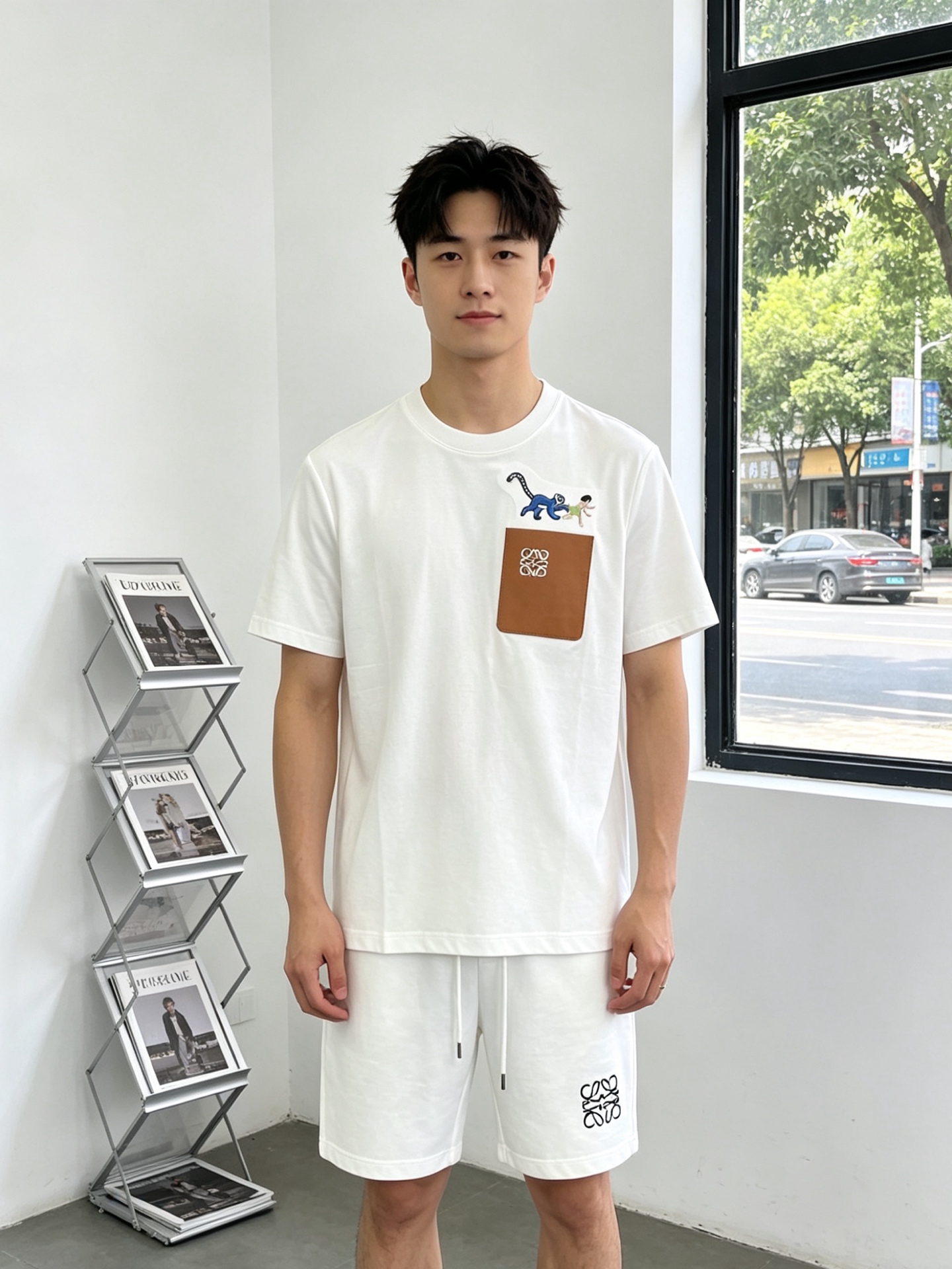 NO:836207,Short-sleeved, shorts. LOEWE's new and popular counter suit, breathable, comfortable and casual!  Full of high-end feel!  The details are exquisite and high-end, and the workmanship is impeccable!  The original high-end fabric is very high-end!  The fabric is soft, delicate and comfortable, moisture-absorbent, quick-drying and breathable, neat and stylish. Size M-3XL is the latest model, loewe, loewe, shorts, T-shirt,19860909短袖、短裤.LOEWE罗意威砸锅卖铁都要上的新款新款专柜同款套装,透气舒适休闲！高级感满满！细节精致高档,做工无可挑剔！原版高端面料很显高级！面料柔软细腻舒适 吸湿速干透气,利落有型.码数M-3XL砸锅卖铁上新款,,loewe,loewe,shorts,T-shirt,,Men's clothing