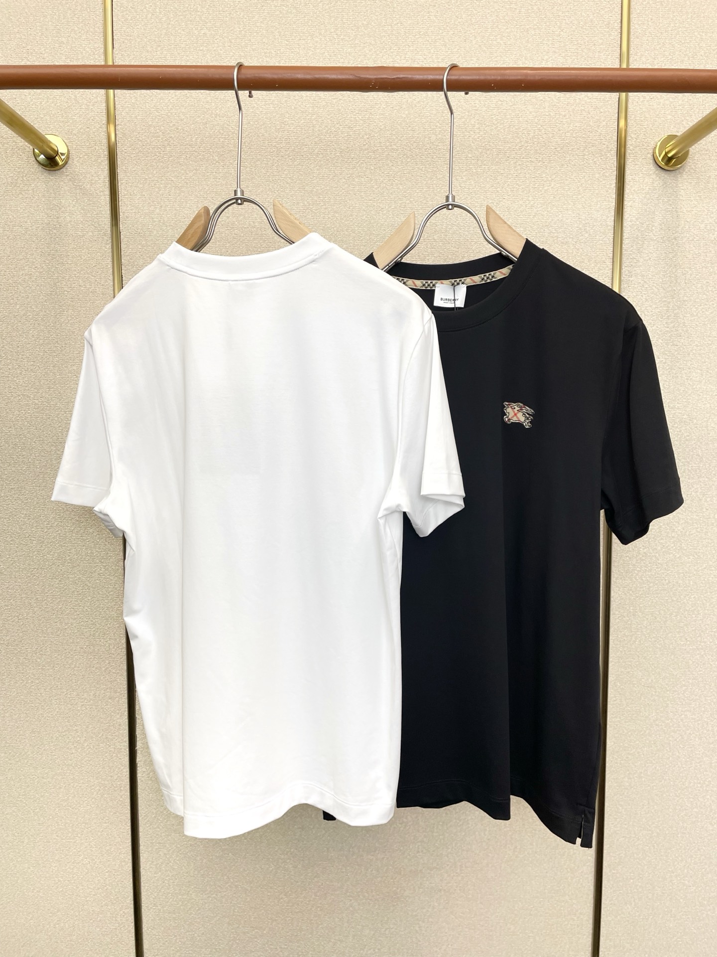 。Burberry巴宝莉💥砸锅卖铁都要上的新款新款原单男士休闲短袖 高端定制 高端版本 时尚百搭爆款⚠️