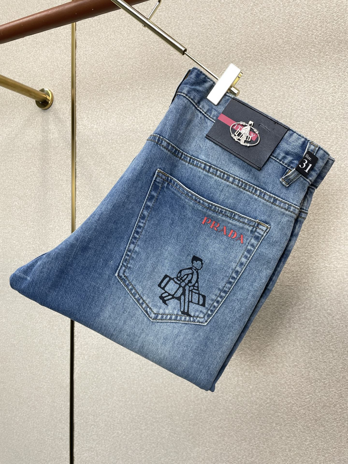 。Prada普拉达💥砸锅卖铁都要上的新款新款休闲牛仔裤👖高端版本 专柜定制面料 透气舒适度高，细节无可挑
