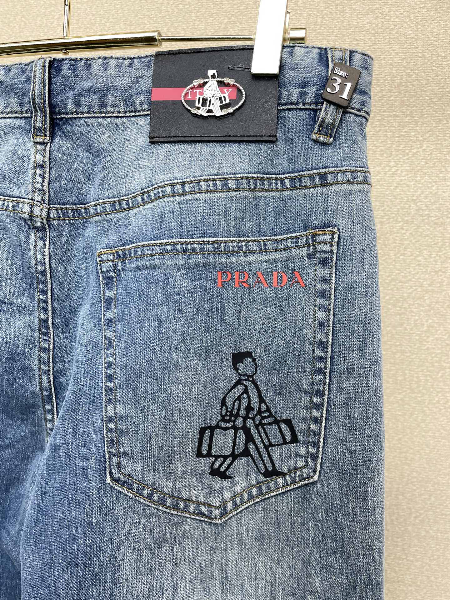 。Prada普拉达💥砸锅卖铁都要上的新款新款休闲牛仔裤👖高端版本 专柜定制面料 透气舒适度高，细节无可挑
