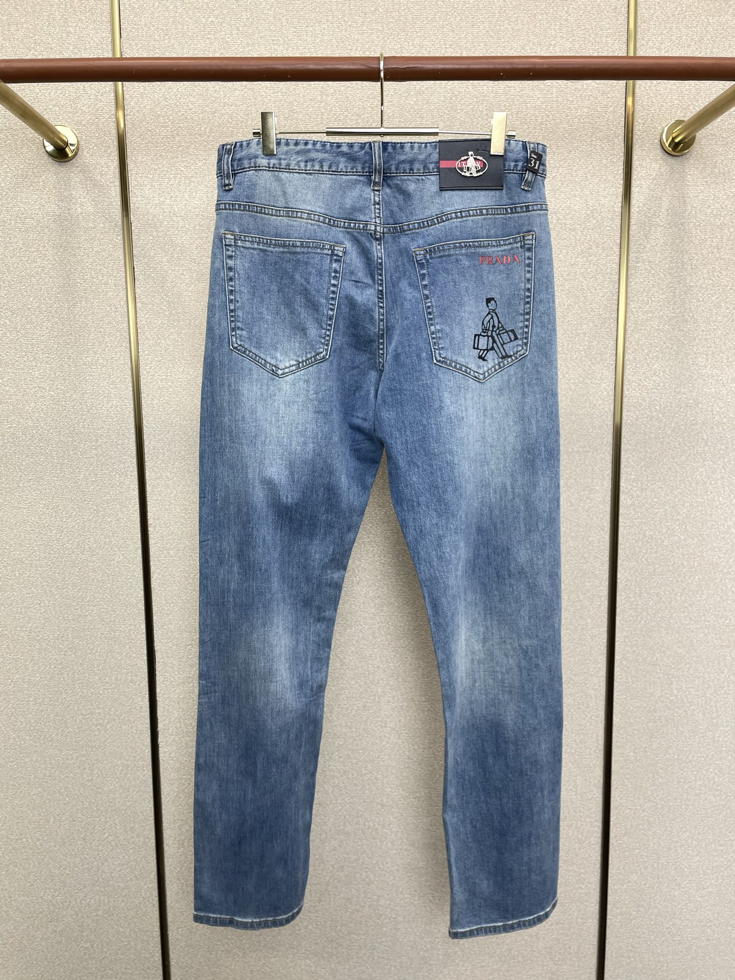 。Prada普拉达💥砸锅卖铁都要上的新款新款休闲牛仔裤👖高端版本 专柜定制面料 透气舒适度高，细节无可挑