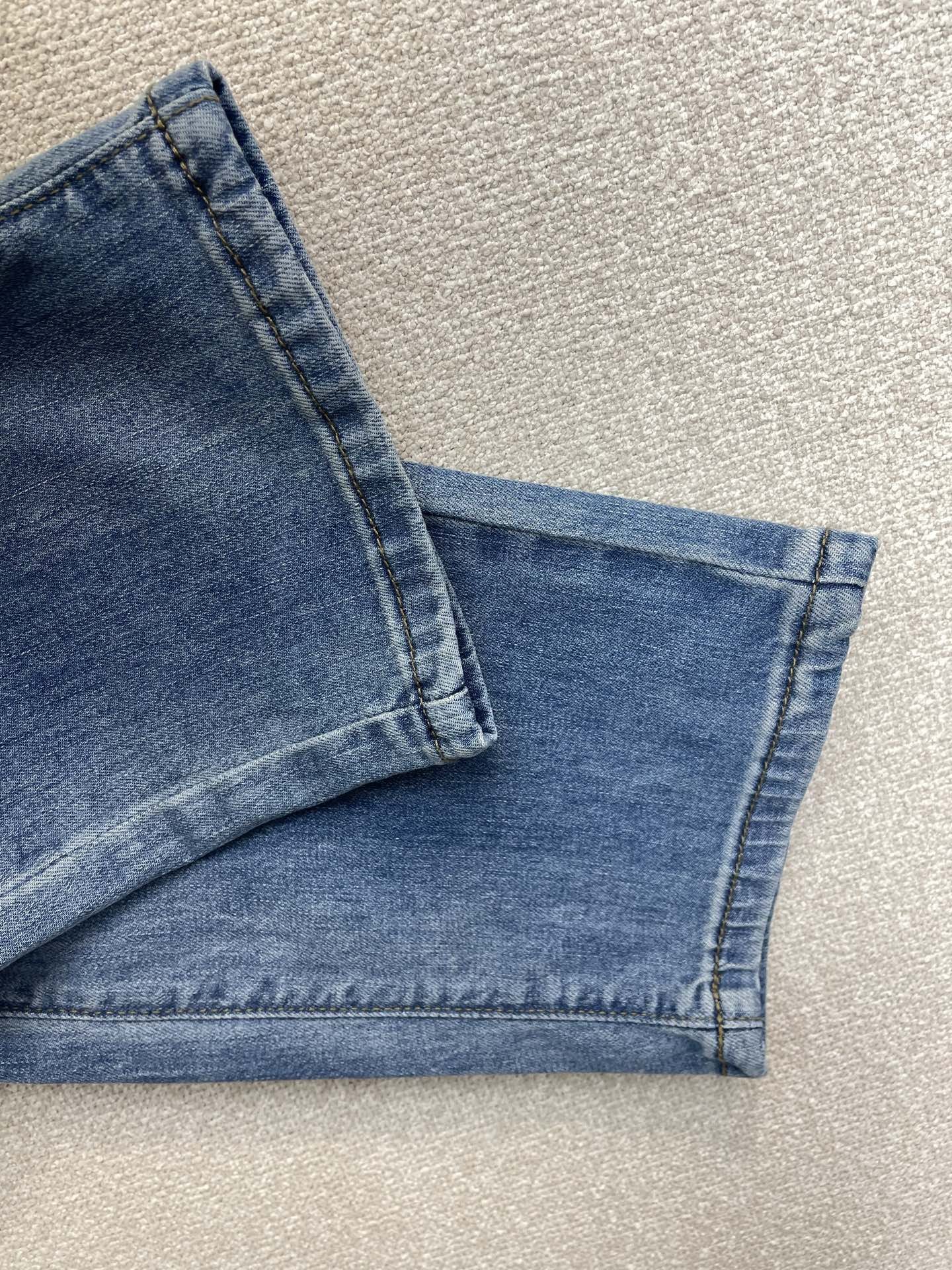 。Prada普拉达💥砸锅卖铁都要上的新款新款休闲牛仔裤👖高端版本 专柜定制面料 透气舒适度高，细节无可挑
