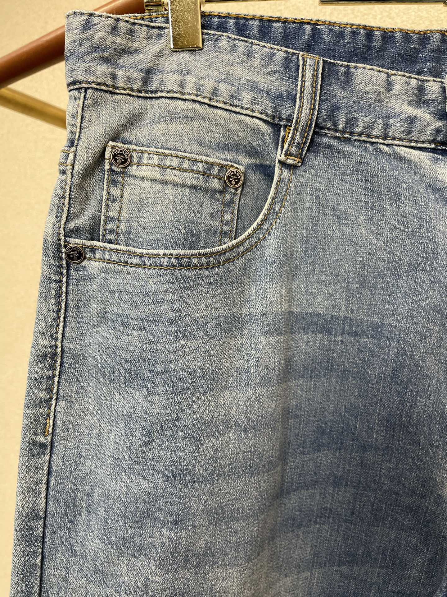 。Prada普拉达💥砸锅卖铁都要上的新款新款休闲牛仔裤👖高端版本 专柜定制面料 透气舒适度高，细节无可挑