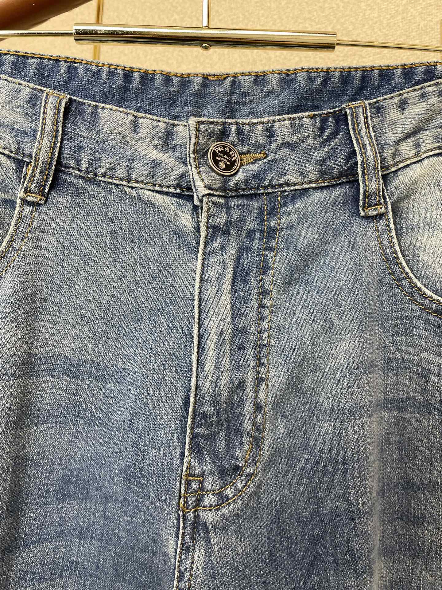 。Prada普拉达💥砸锅卖铁都要上的新款新款休闲牛仔裤👖高端版本 专柜定制面料 透气舒适度高，细节无可挑