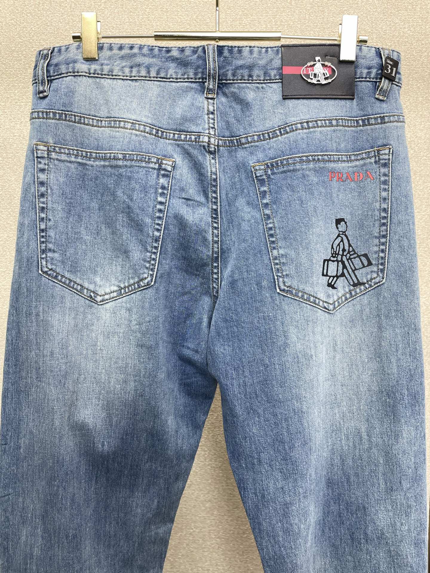。Prada普拉达💥砸锅卖铁都要上的新款新款休闲牛仔裤👖高端版本 专柜定制面料 透气舒适度高，细节无可挑