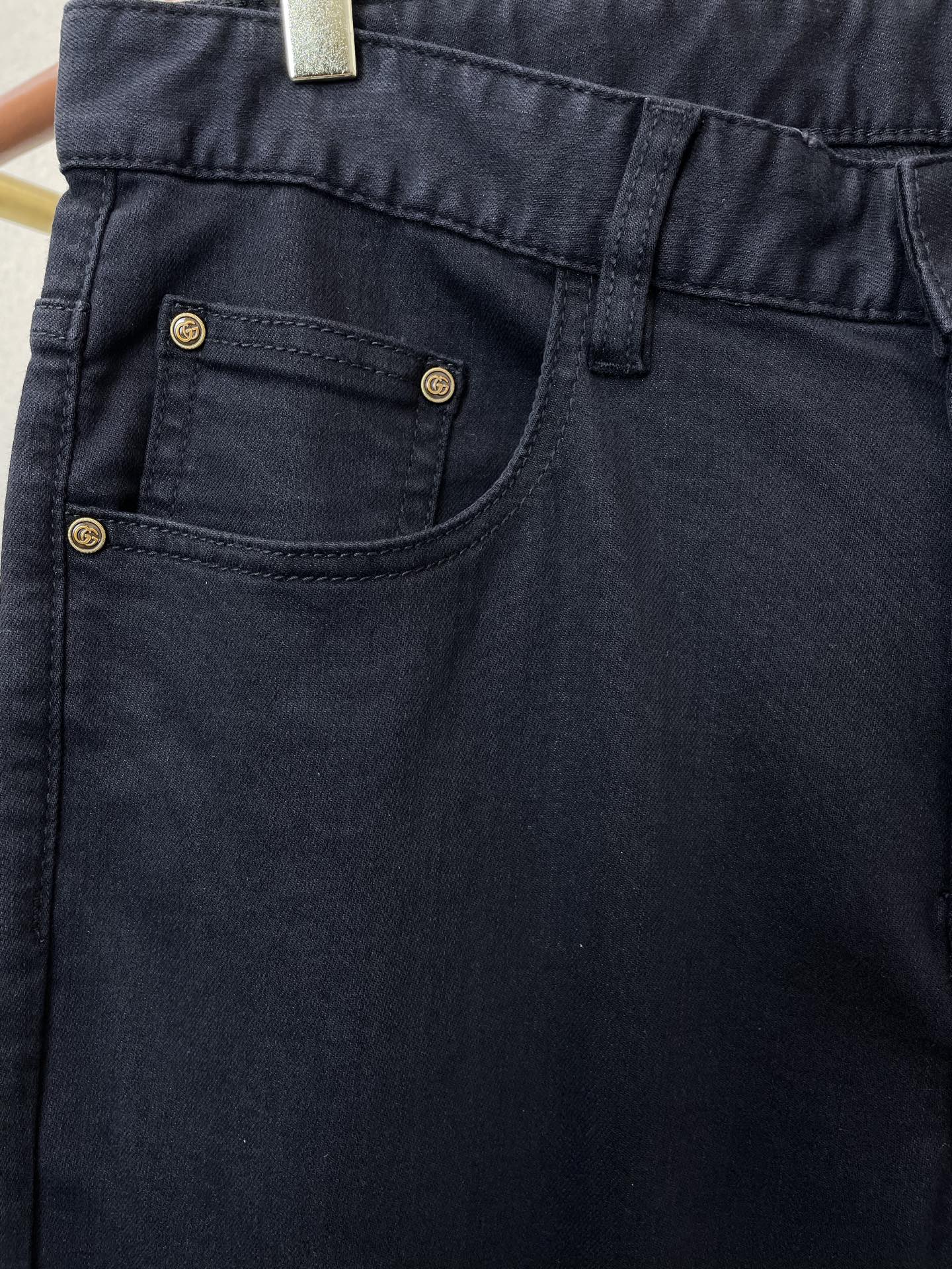 。Gucci古驰💥砸锅卖铁都要上的新款新款休闲牛仔裤👖高端版本 专柜定制面料 透气舒适度高，细节无可挑剔