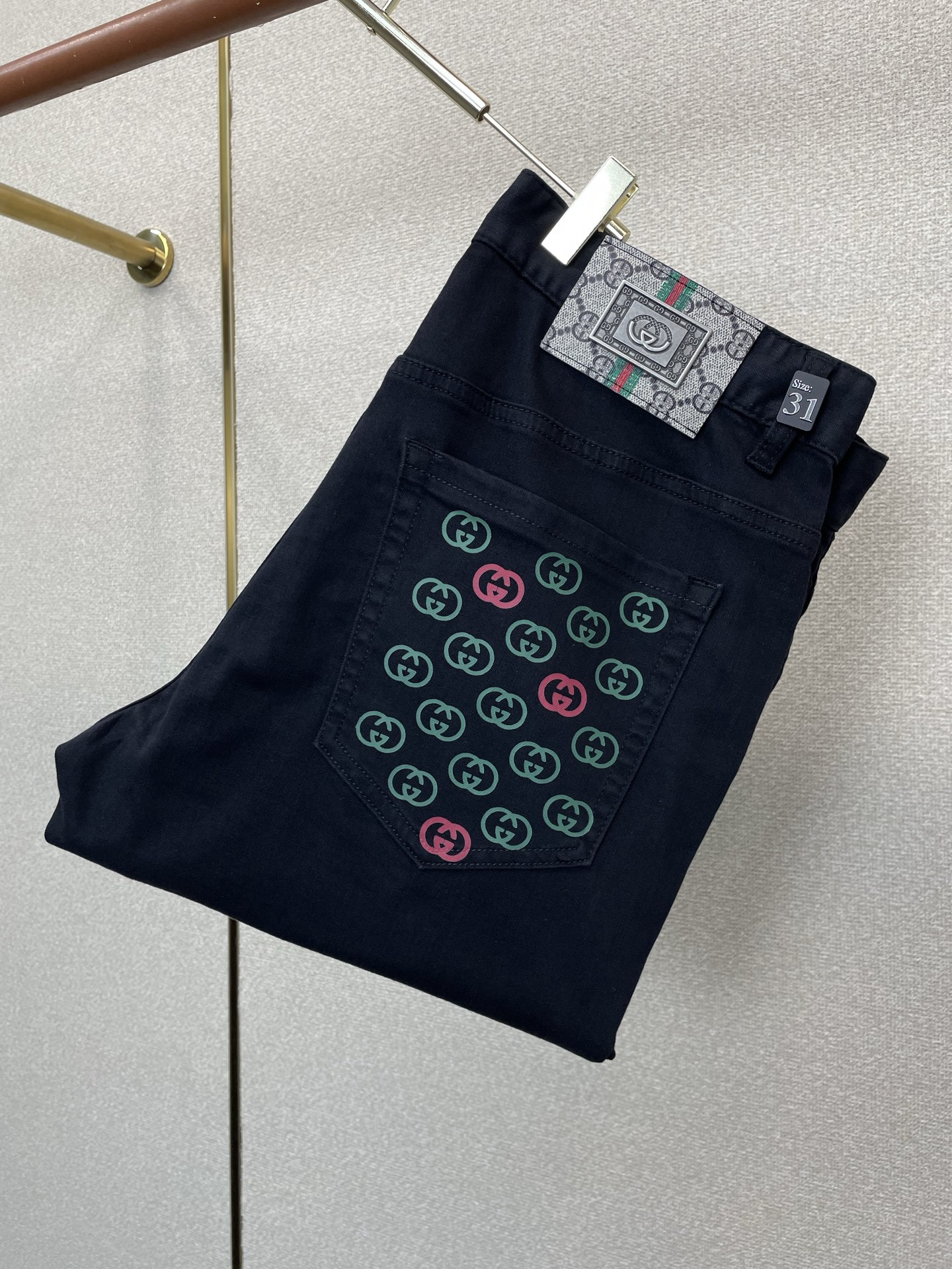。Gucci古驰💥砸锅卖铁都要上的新款新款休闲牛仔裤👖高端版本 专柜定制面料 透气舒适度高，细节无可挑剔
