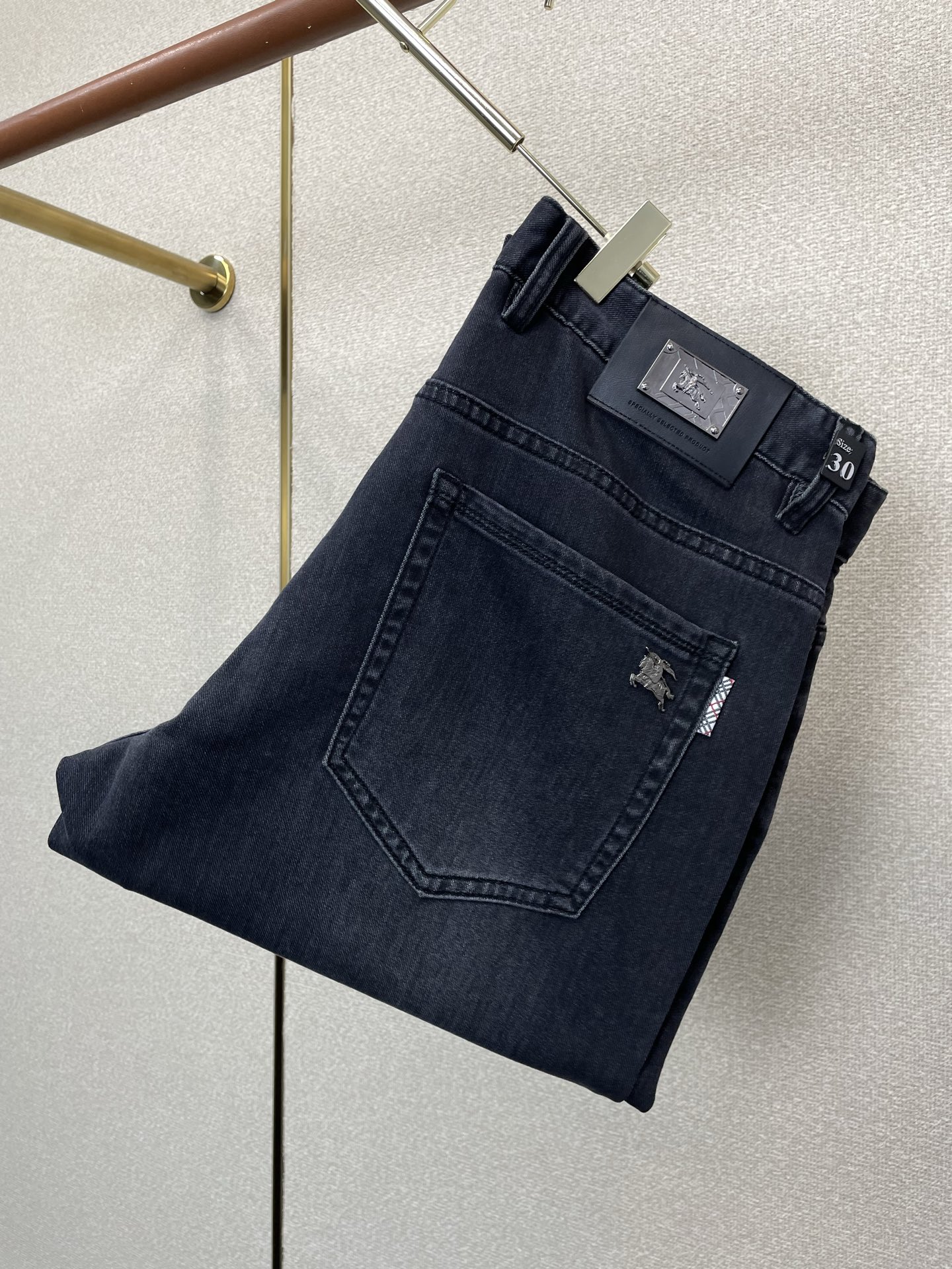 。Burberry巴宝莉💥砸锅卖铁都要上的新款新款休闲牛仔裤👖高端版本 专柜定制面料 透气舒适度高，细节