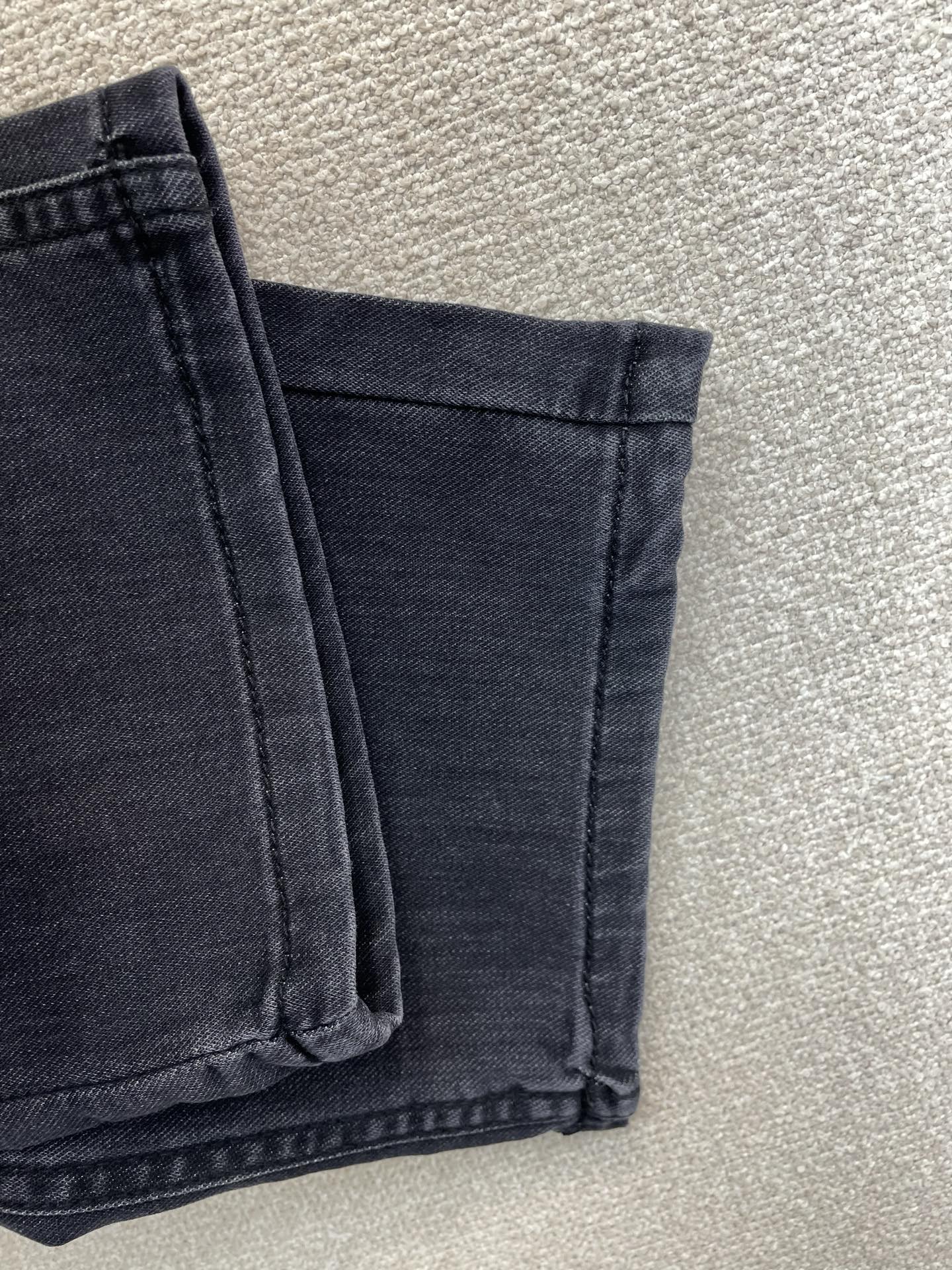 。Burberry巴宝莉💥砸锅卖铁都要上的新款新款休闲牛仔裤👖高端版本 专柜定制面料 透气舒适度高，细节