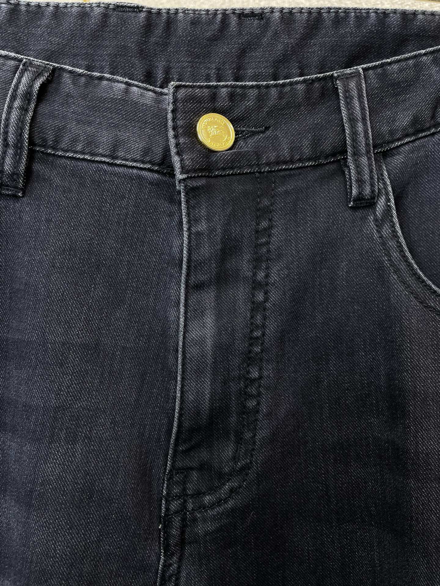 。Burberry巴宝莉💥砸锅卖铁都要上的新款新款休闲牛仔裤👖高端版本 专柜定制面料 透气舒适度高，细节