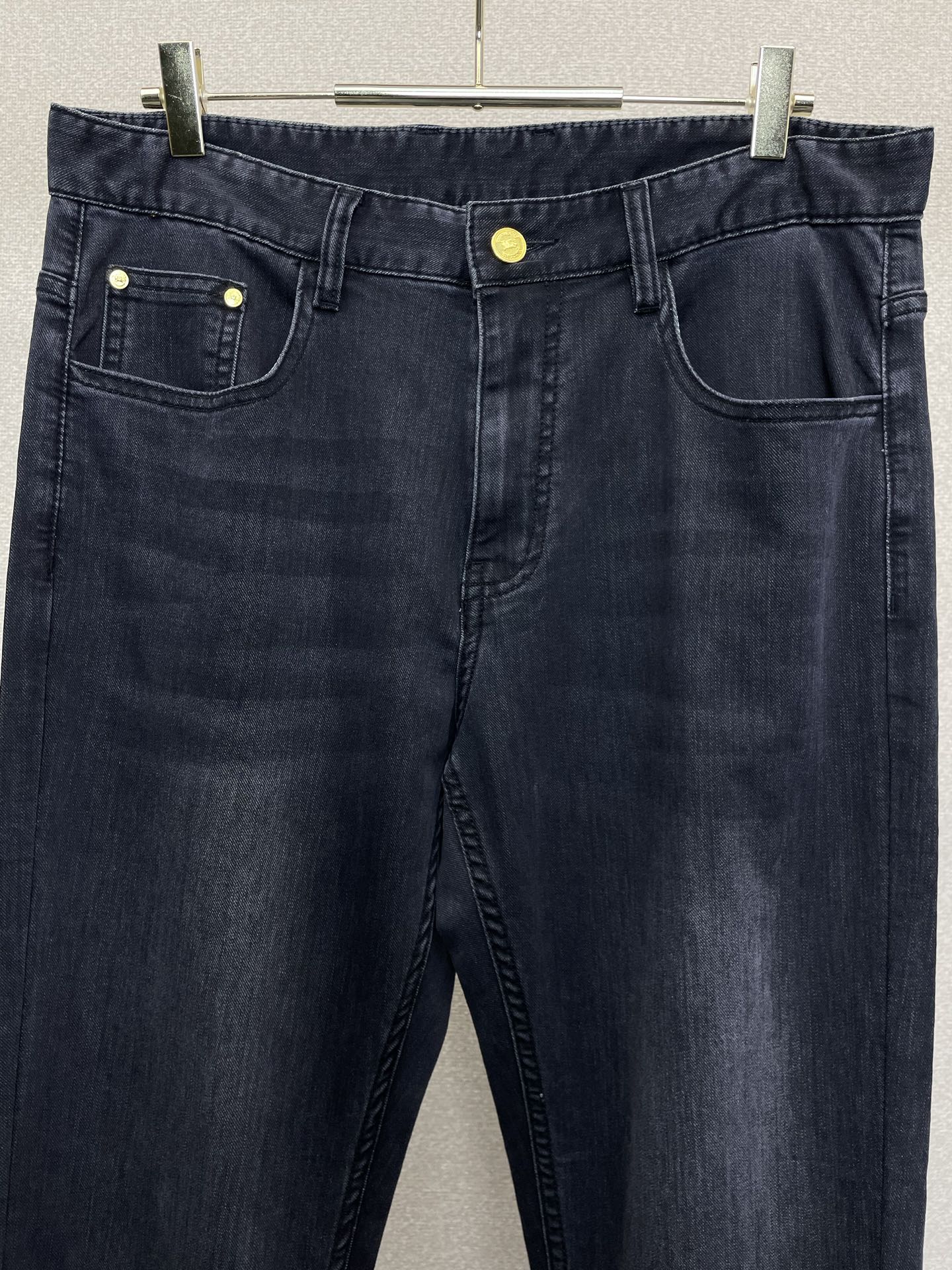 。Burberry巴宝莉💥砸锅卖铁都要上的新款新款休闲牛仔裤👖高端版本 专柜定制面料 透气舒适度高，细节