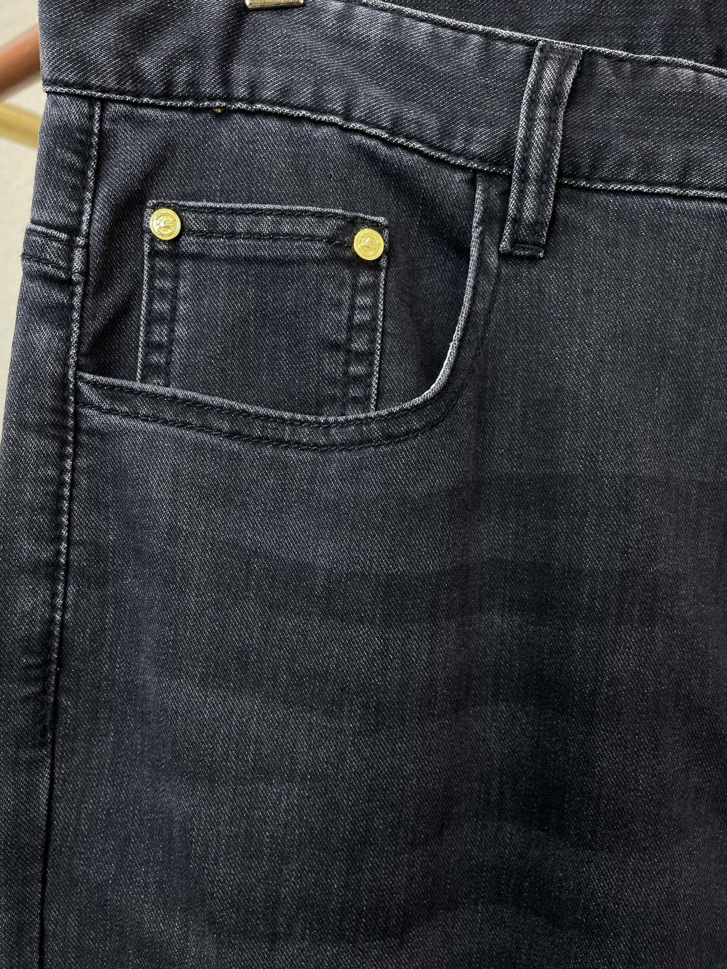 。Burberry巴宝莉💥砸锅卖铁都要上的新款新款休闲牛仔裤👖高端版本 专柜定制面料 透气舒适度高，细节