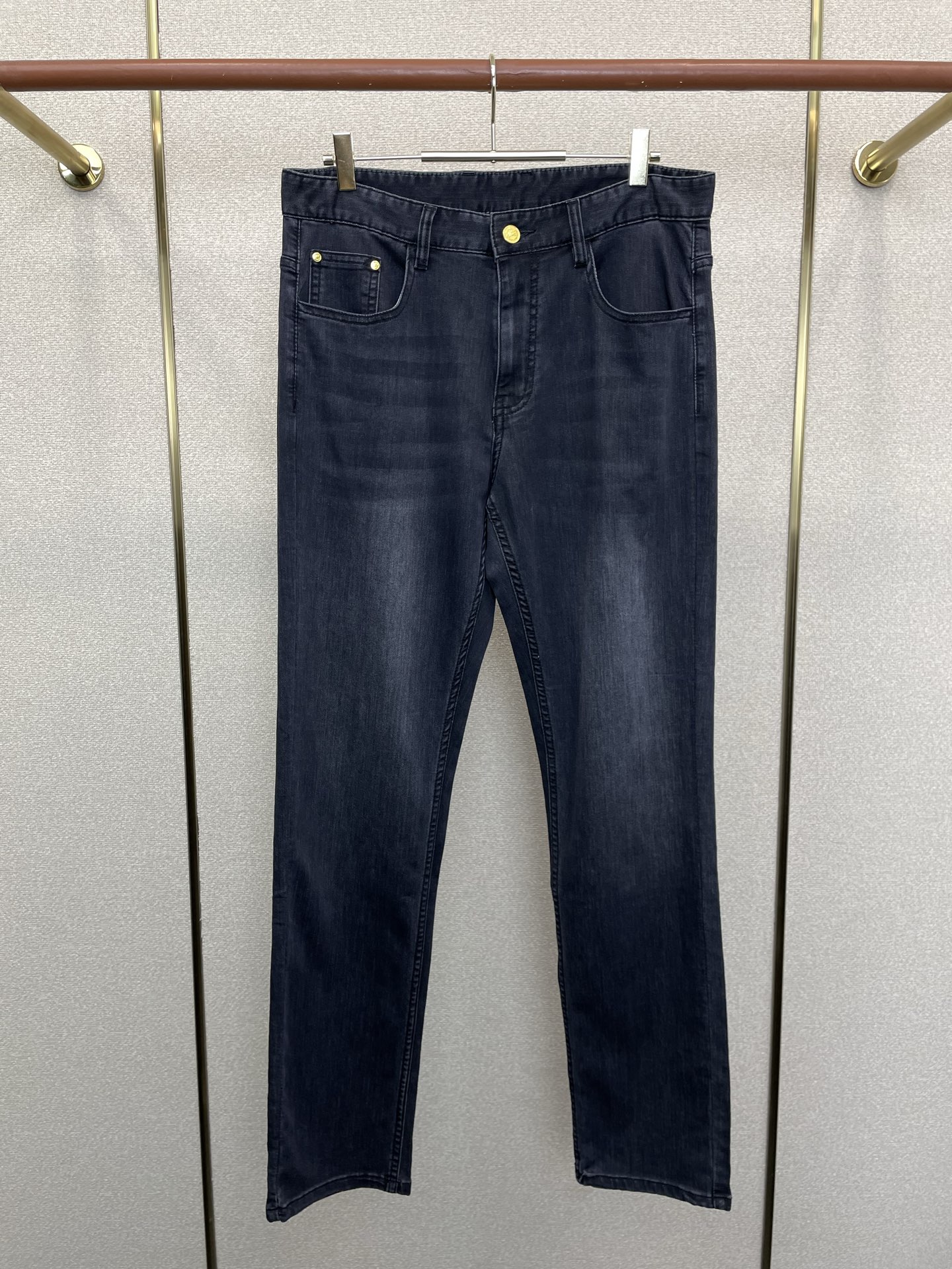 。Burberry巴宝莉💥砸锅卖铁都要上的新款新款休闲牛仔裤👖高端版本 专柜定制面料 透气舒适度高，细节