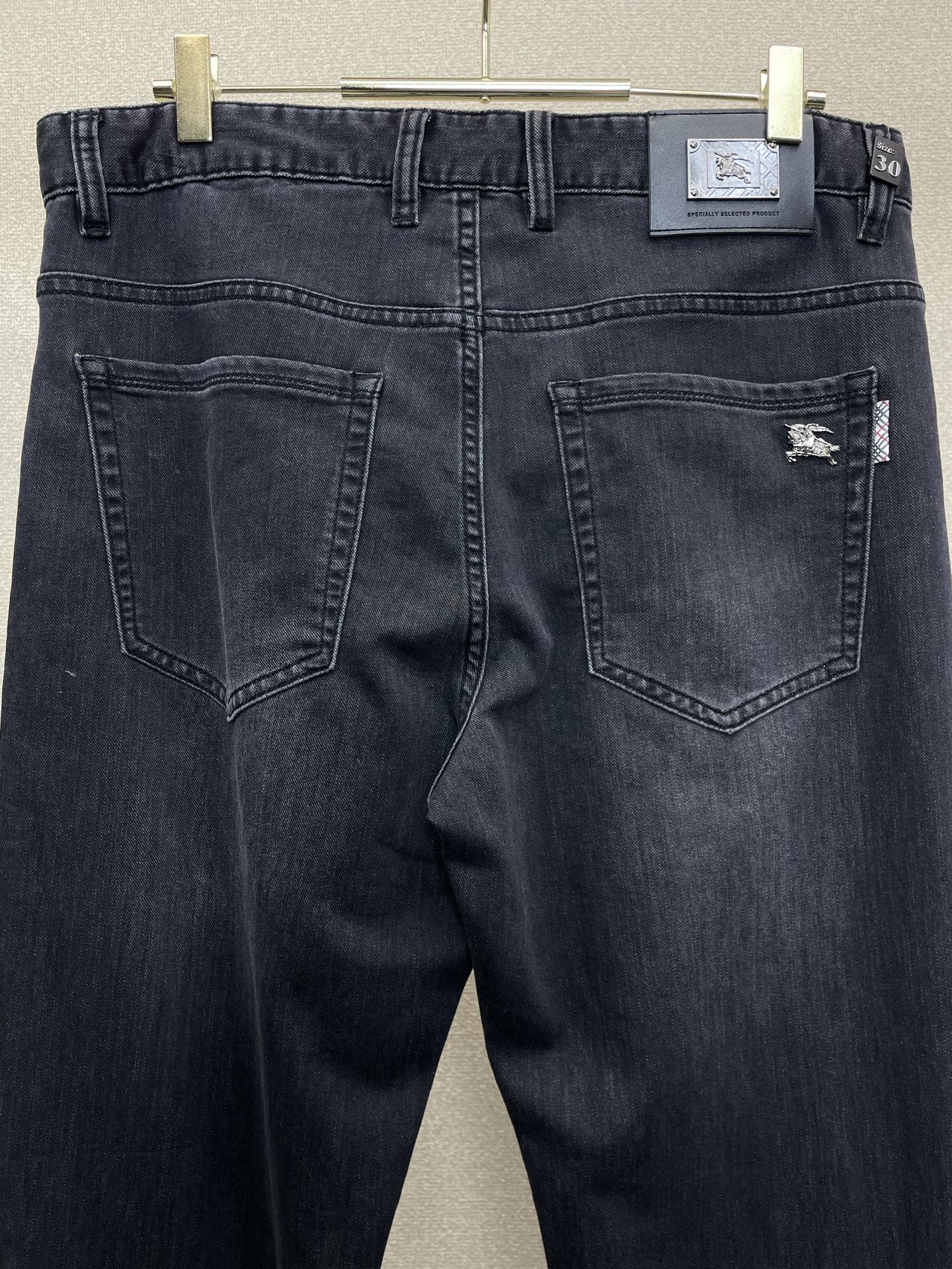 。Burberry巴宝莉💥砸锅卖铁都要上的新款新款休闲牛仔裤👖高端版本 专柜定制面料 透气舒适度高，细节