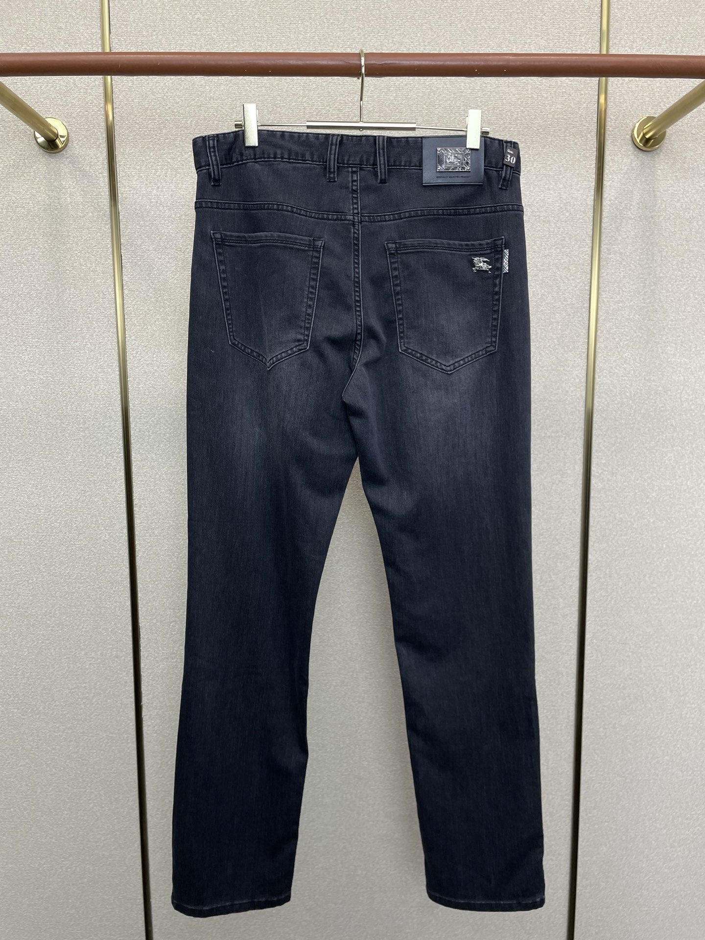 。Burberry巴宝莉💥砸锅卖铁都要上的新款新款休闲牛仔裤👖高端版本 专柜定制面料 透气舒适度高，细节
