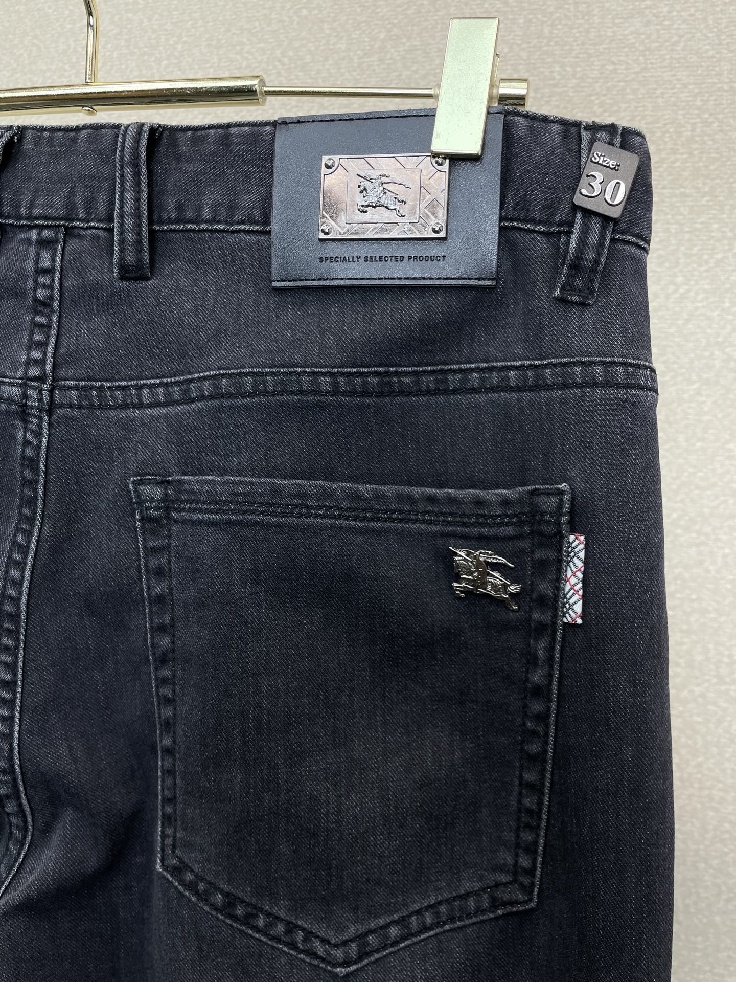 。Burberry巴宝莉💥砸锅卖铁都要上的新款新款休闲牛仔裤👖高端版本 专柜定制面料 透气舒适度高，细节