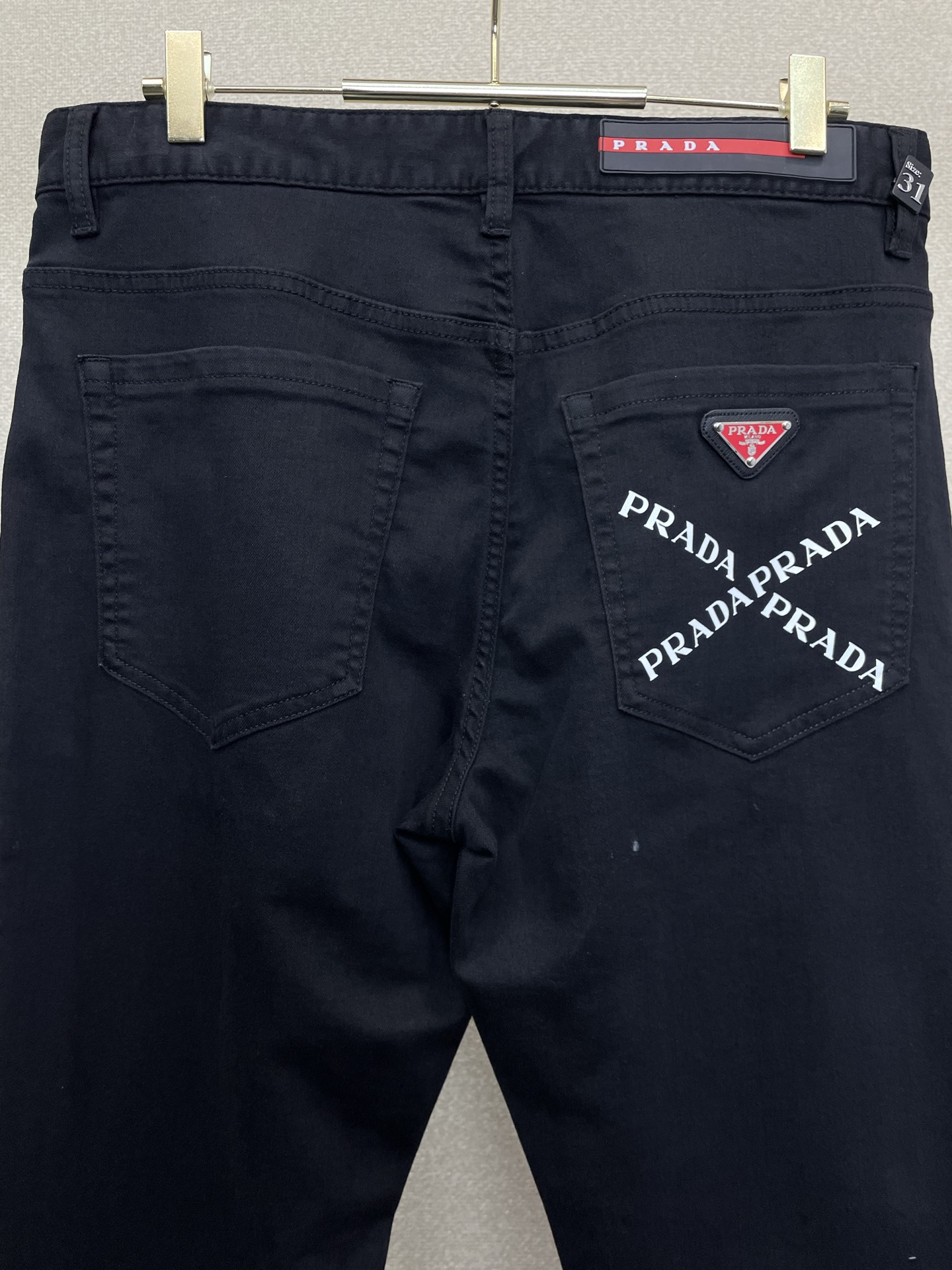 。Prada普拉达💥独家专供新款休闲牛仔裤👖高端版本 专柜定制面料 透气舒适度高，细节无可挑剔，品牌元素