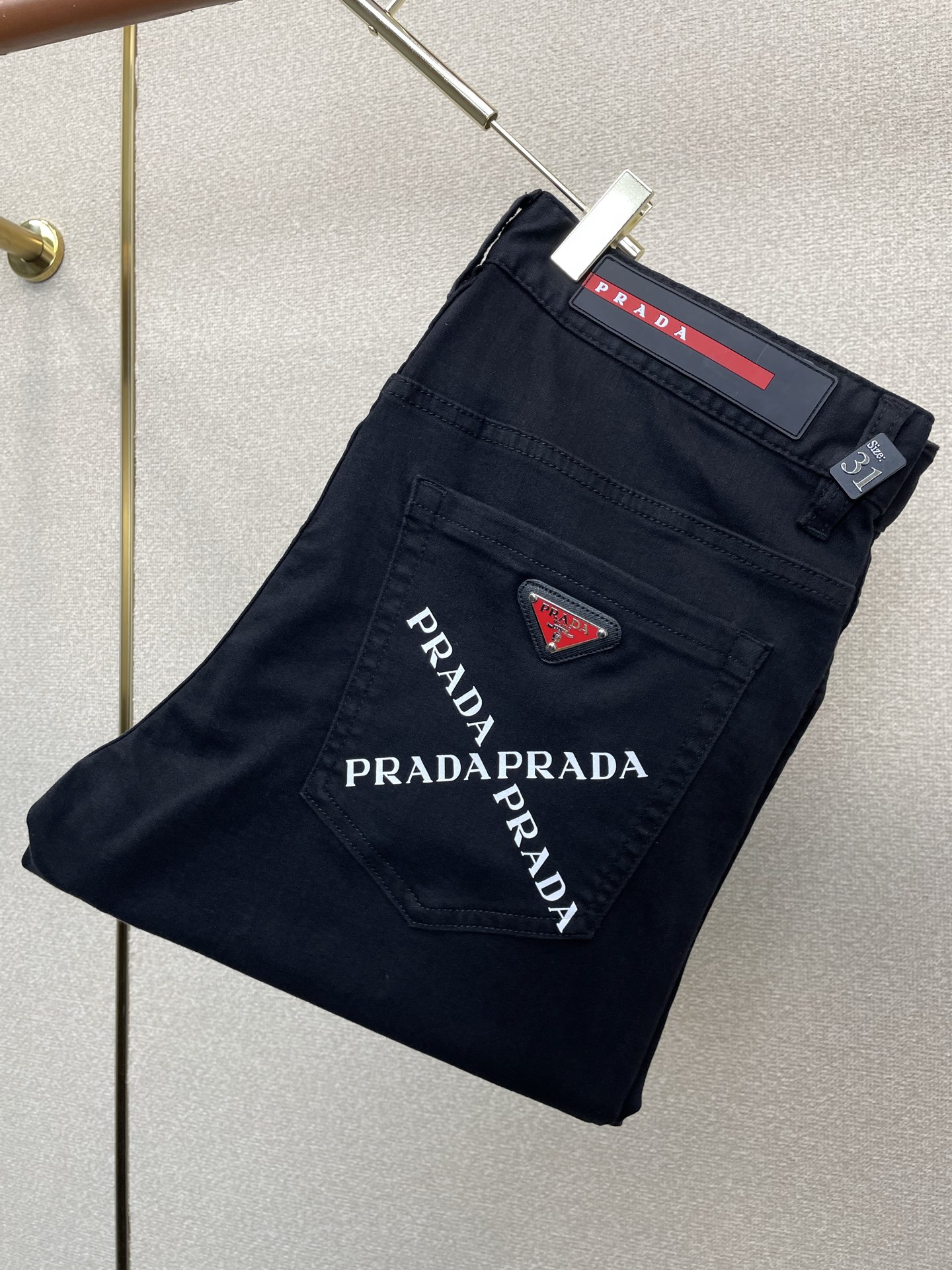 。Prada普拉达💥独家专供新款休闲牛仔裤👖高端版本 专柜定制面料 透气舒适度高，细节无可挑剔，品牌元素