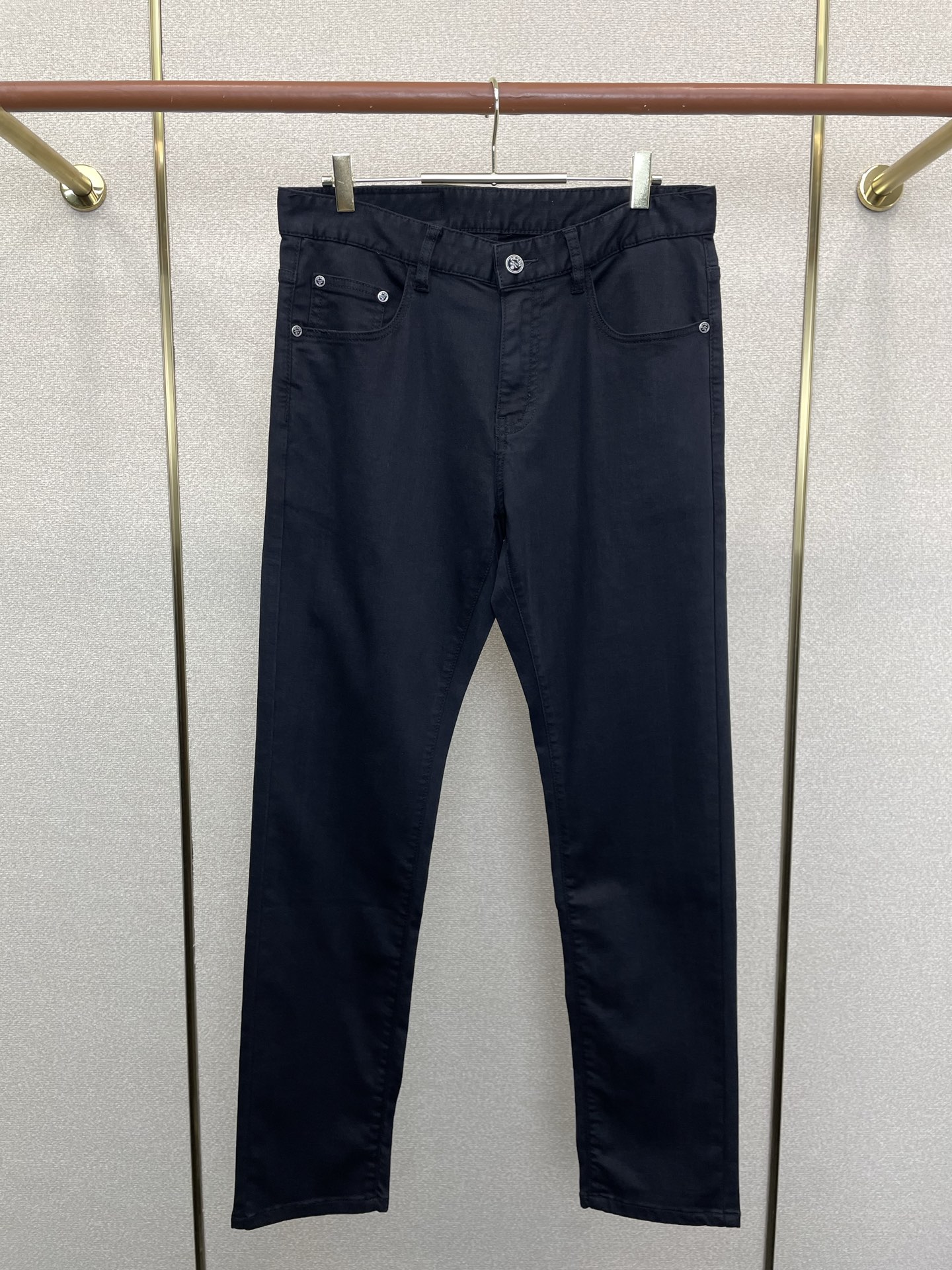 。Prada普拉达💥独家专供新款休闲牛仔裤👖高端版本 专柜定制面料 透气舒适度高，细节无可挑剔，品牌元素