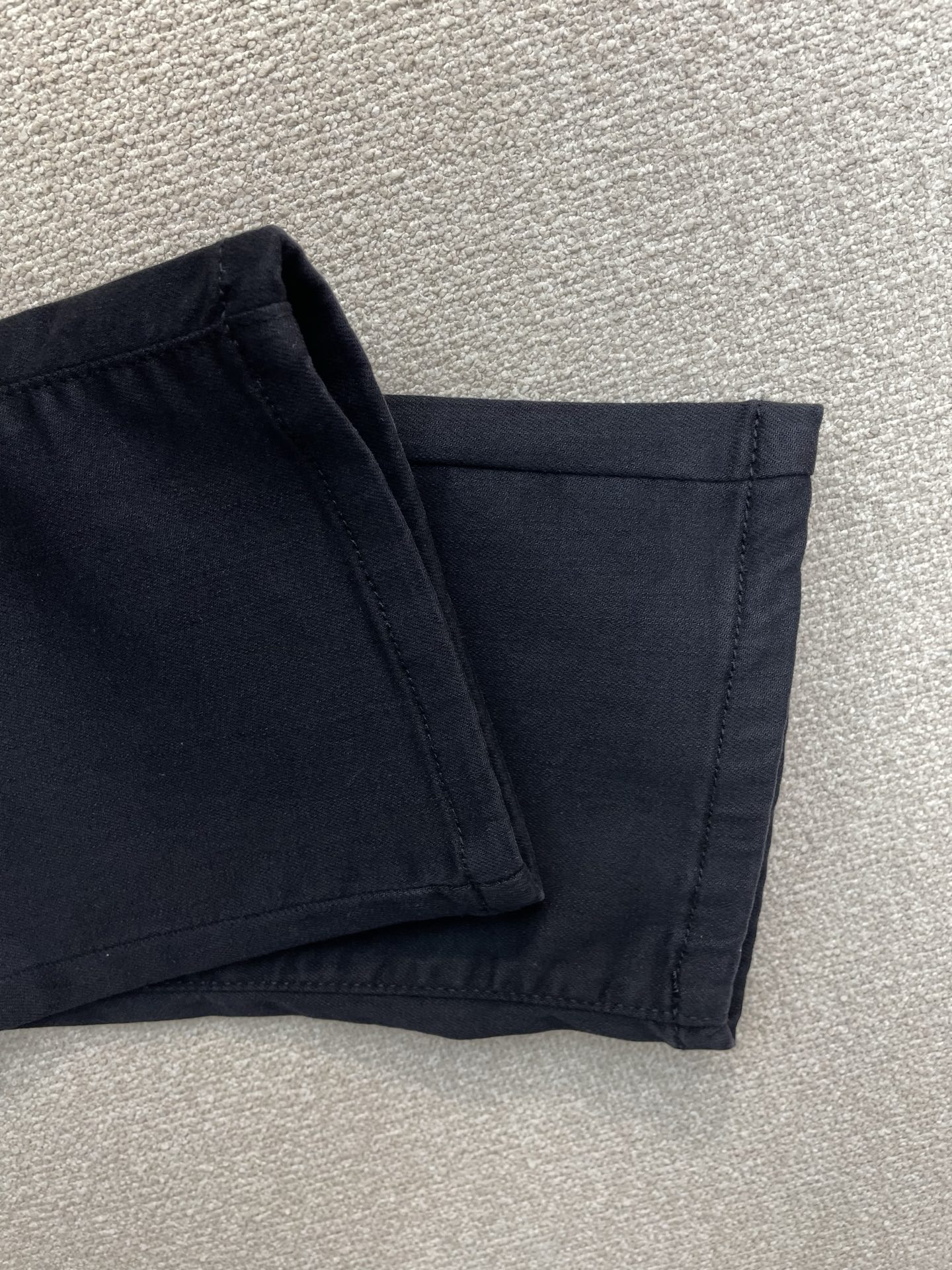 。Prada普拉达💥独家专供新款休闲牛仔裤👖高端版本 专柜定制面料 透气舒适度高，细节无可挑剔，品牌元素