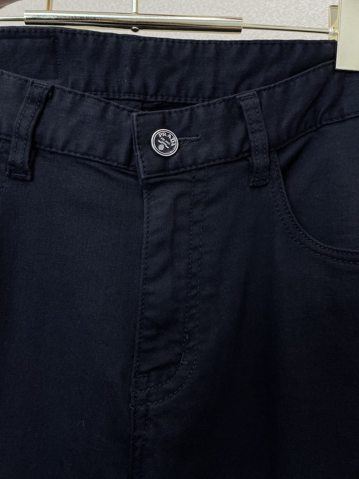 。Prada普拉达💥独家专供新款休闲牛仔裤👖高端版本 专柜定制面料 透气舒适度高，细节无可挑剔，品牌元素