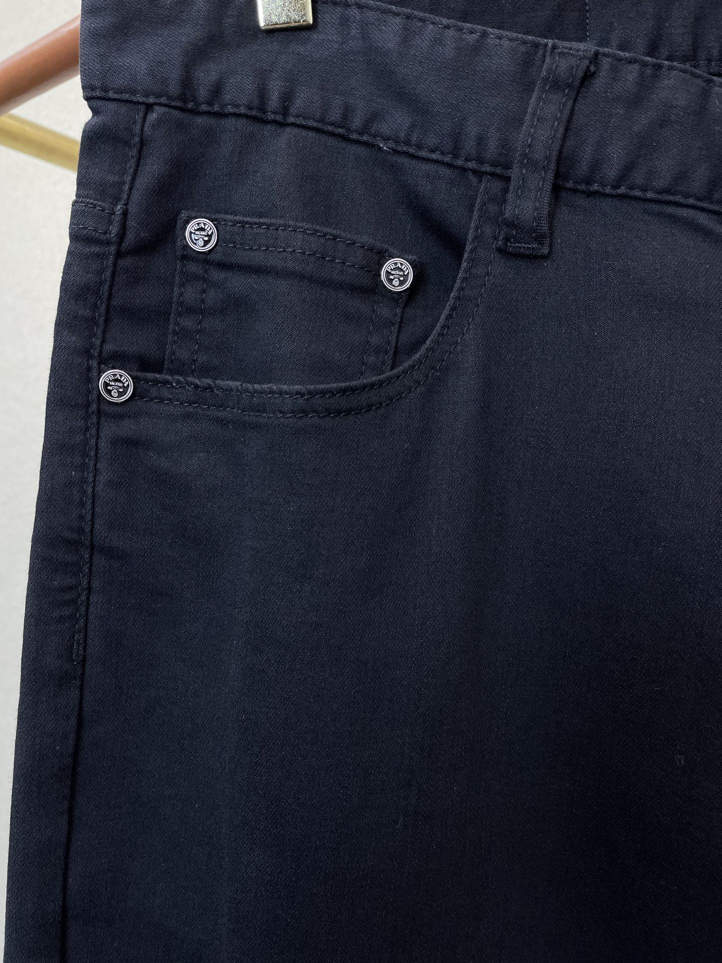 。Prada普拉达💥独家专供新款休闲牛仔裤👖高端版本 专柜定制面料 透气舒适度高，细节无可挑剔，品牌元素