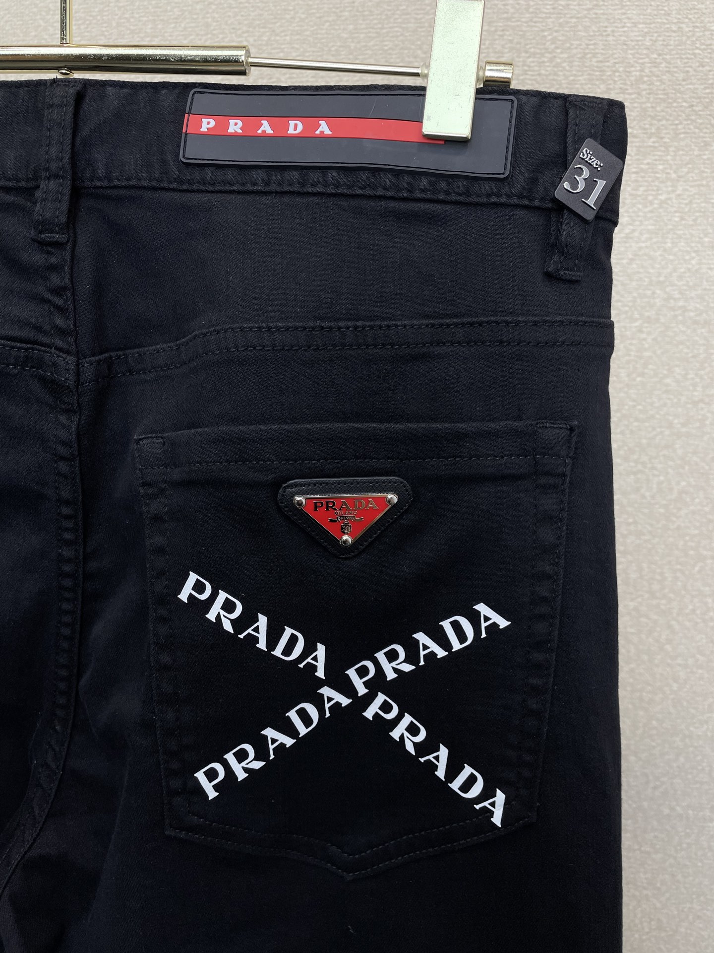 。Prada普拉达💥独家专供新款休闲牛仔裤👖高端版本 专柜定制面料 透气舒适度高，细节无可挑剔，品牌元素