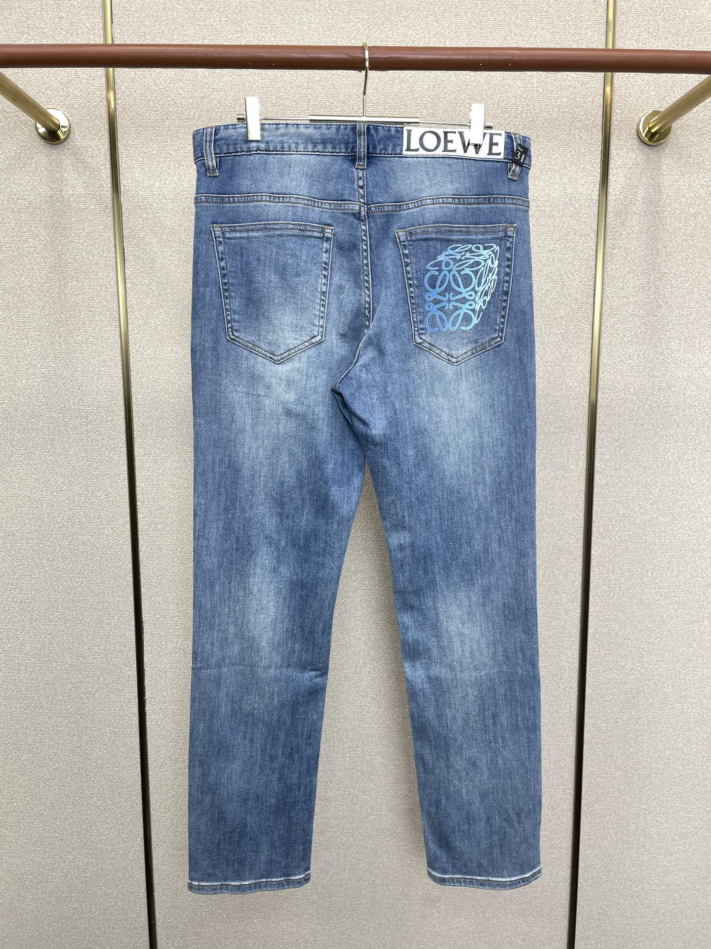 。LOEWE罗意威💥独家专供新款休闲牛仔裤👖高端版本 专柜定制面料 透气舒适度高，细节无可挑剔，品牌元素