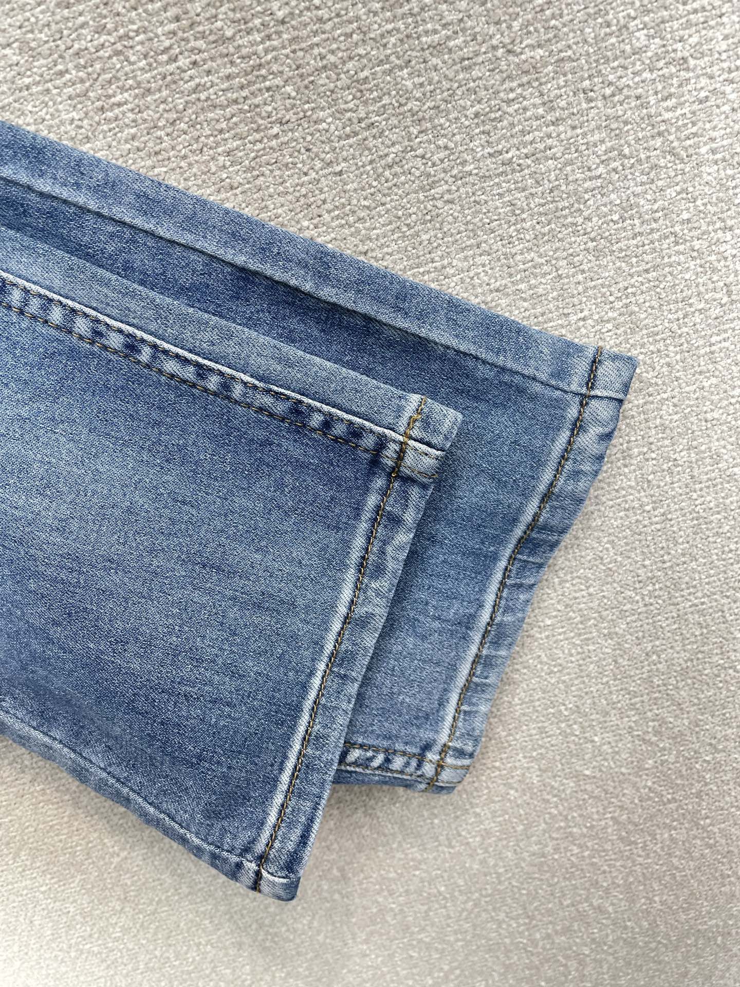 。LOEWE罗意威💥独家专供新款休闲牛仔裤👖高端版本 专柜定制面料 透气舒适度高，细节无可挑剔，品牌元素