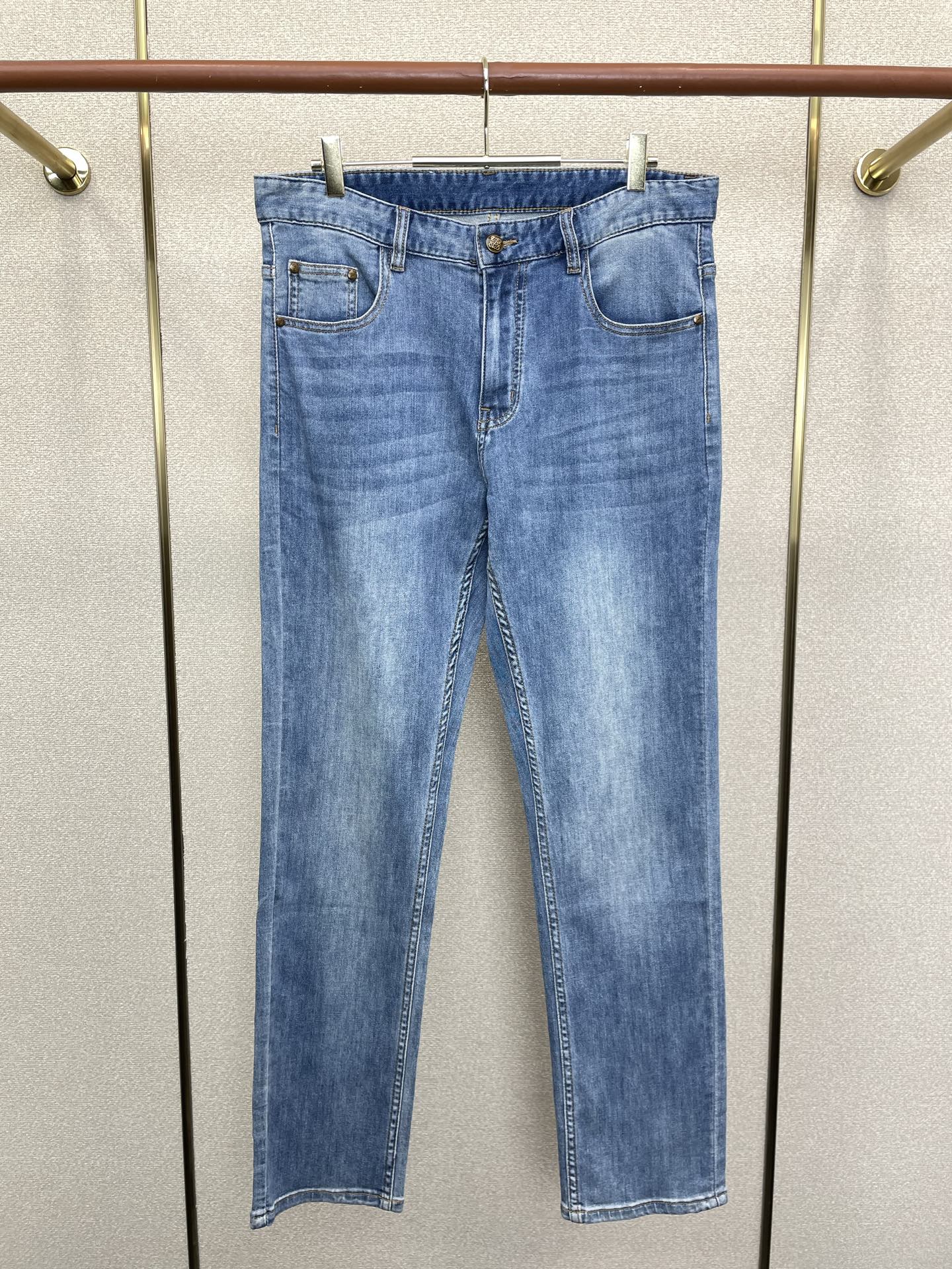 。LOEWE罗意威💥独家专供新款休闲牛仔裤👖高端版本 专柜定制面料 透气舒适度高，细节无可挑剔，品牌元素