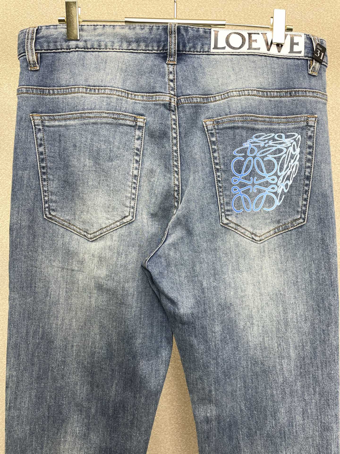 。LOEWE罗意威💥独家专供新款休闲牛仔裤👖高端版本 专柜定制面料 透气舒适度高，细节无可挑剔，品牌元素