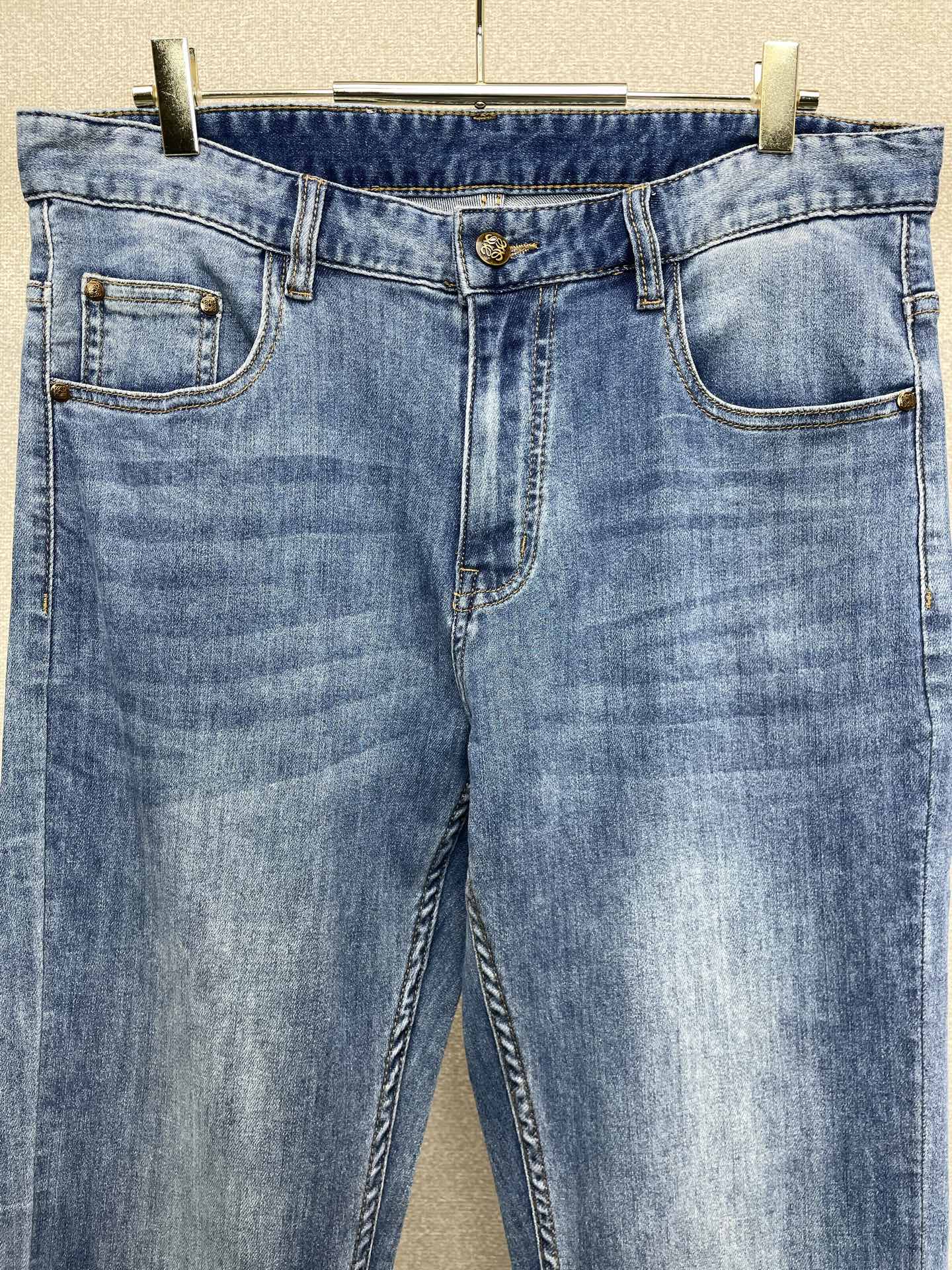。LOEWE罗意威💥独家专供新款休闲牛仔裤👖高端版本 专柜定制面料 透气舒适度高，细节无可挑剔，品牌元素