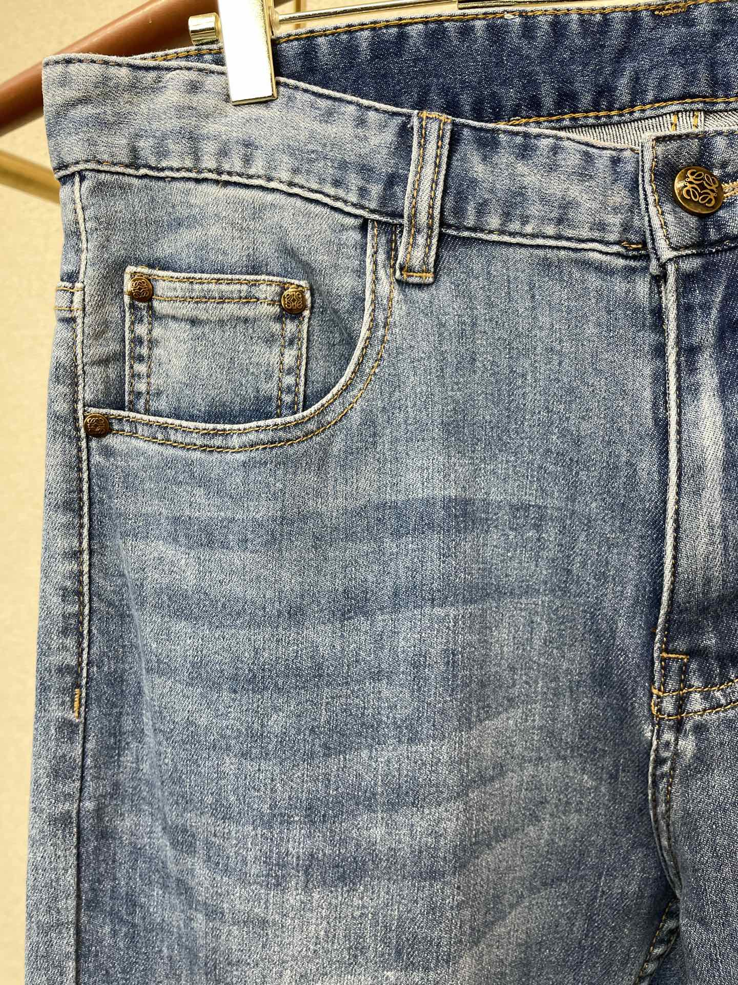 。LOEWE罗意威💥独家专供新款休闲牛仔裤👖高端版本 专柜定制面料 透气舒适度高，细节无可挑剔，品牌元素