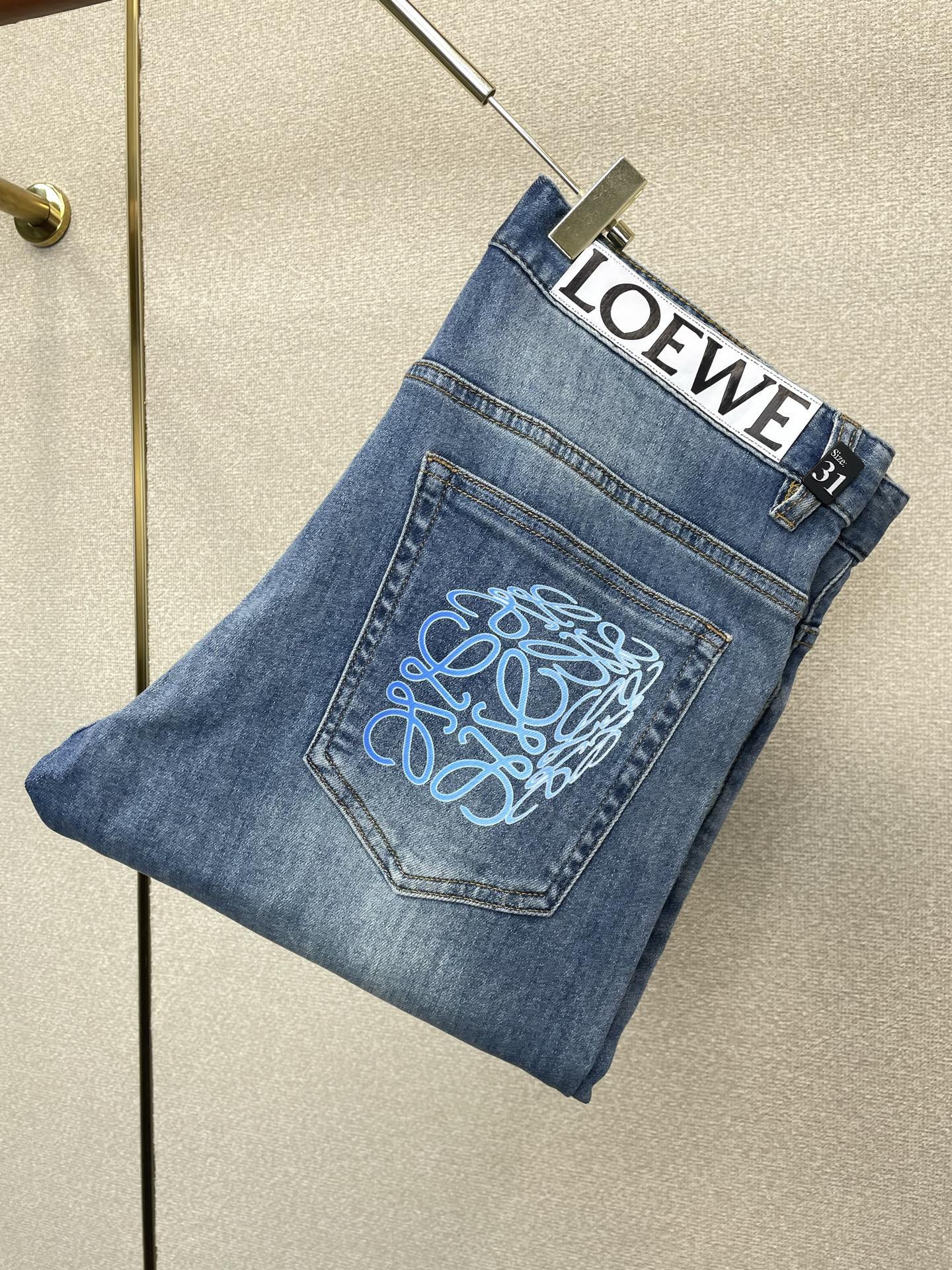 。LOEWE罗意威💥独家专供新款休闲牛仔裤👖高端版本 专柜定制面料 透气舒适度高，细节无可挑剔，品牌元素