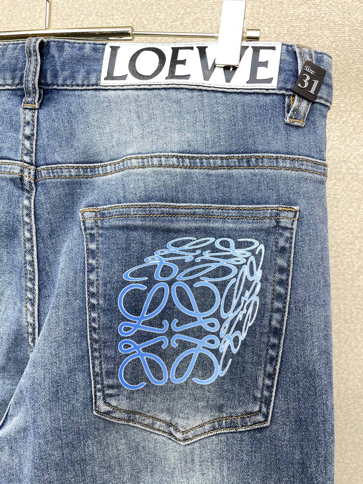 。LOEWE罗意威💥独家专供新款休闲牛仔裤👖高端版本 专柜定制面料 透气舒适度高，细节无可挑剔，品牌元素