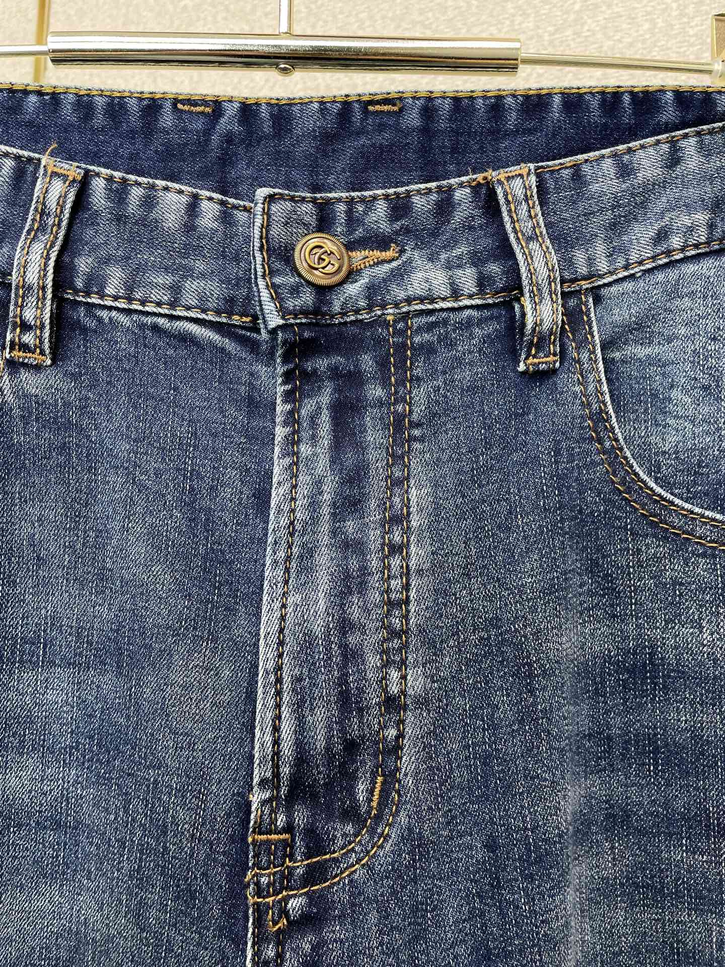 。Gucci古驰💥独家专供新款休闲牛仔裤👖高端版本 专柜定制面料 透气舒适度高，细节无可挑剔，品牌元素设