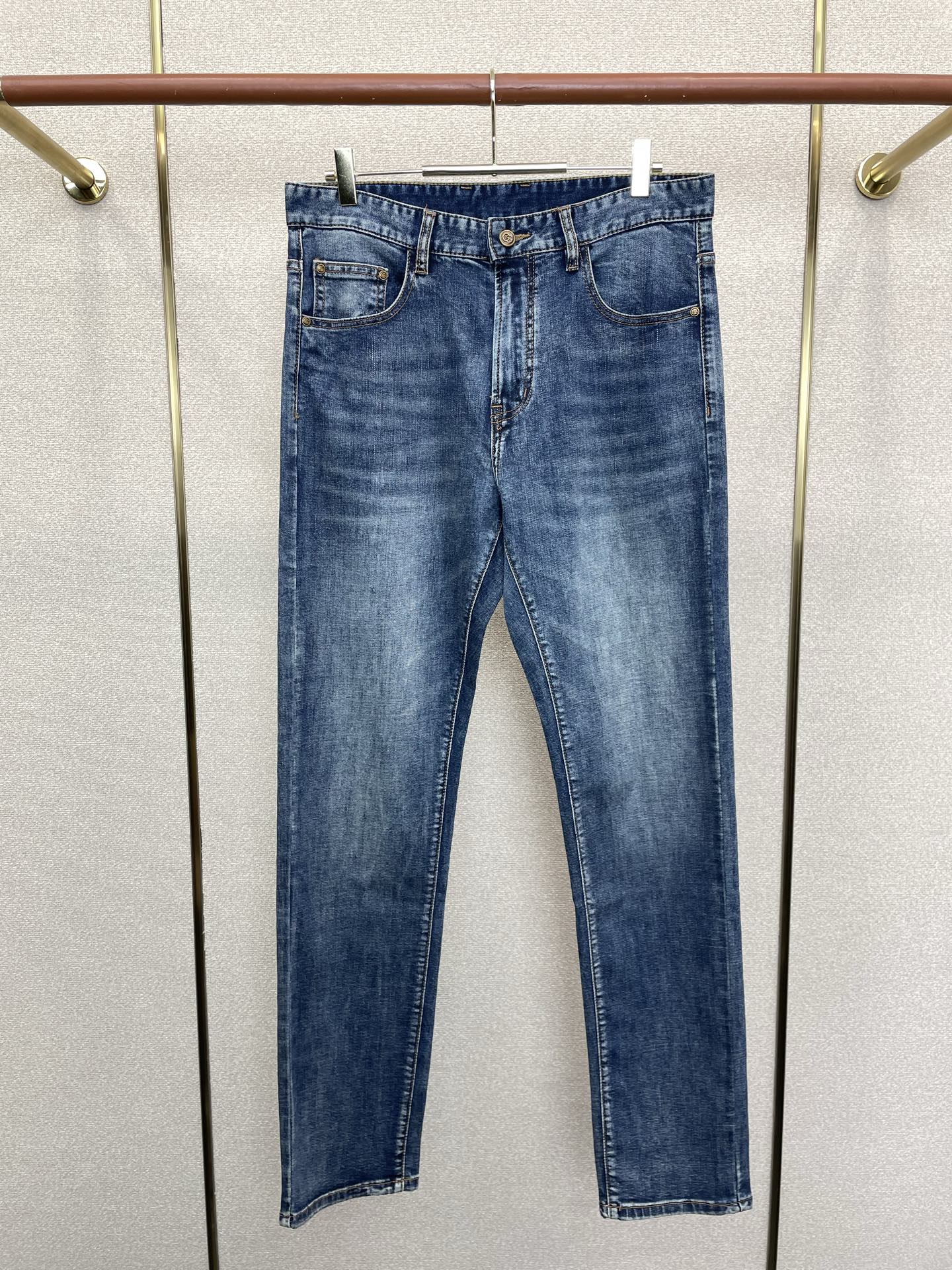 。Gucci古驰💥独家专供新款休闲牛仔裤👖高端版本 专柜定制面料 透气舒适度高，细节无可挑剔，品牌元素设