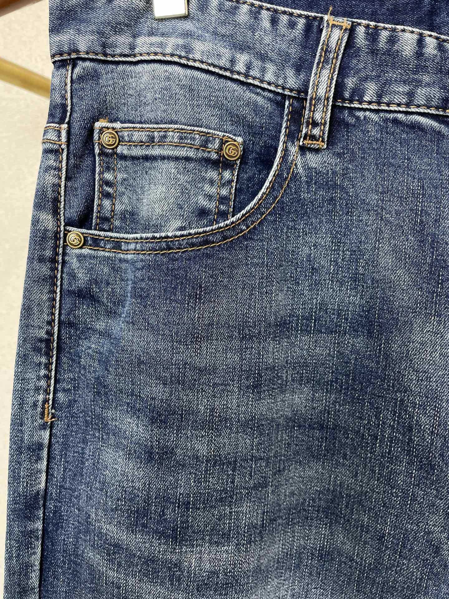 。Gucci古驰💥独家专供新款休闲牛仔裤👖高端版本 专柜定制面料 透气舒适度高，细节无可挑剔，品牌元素设