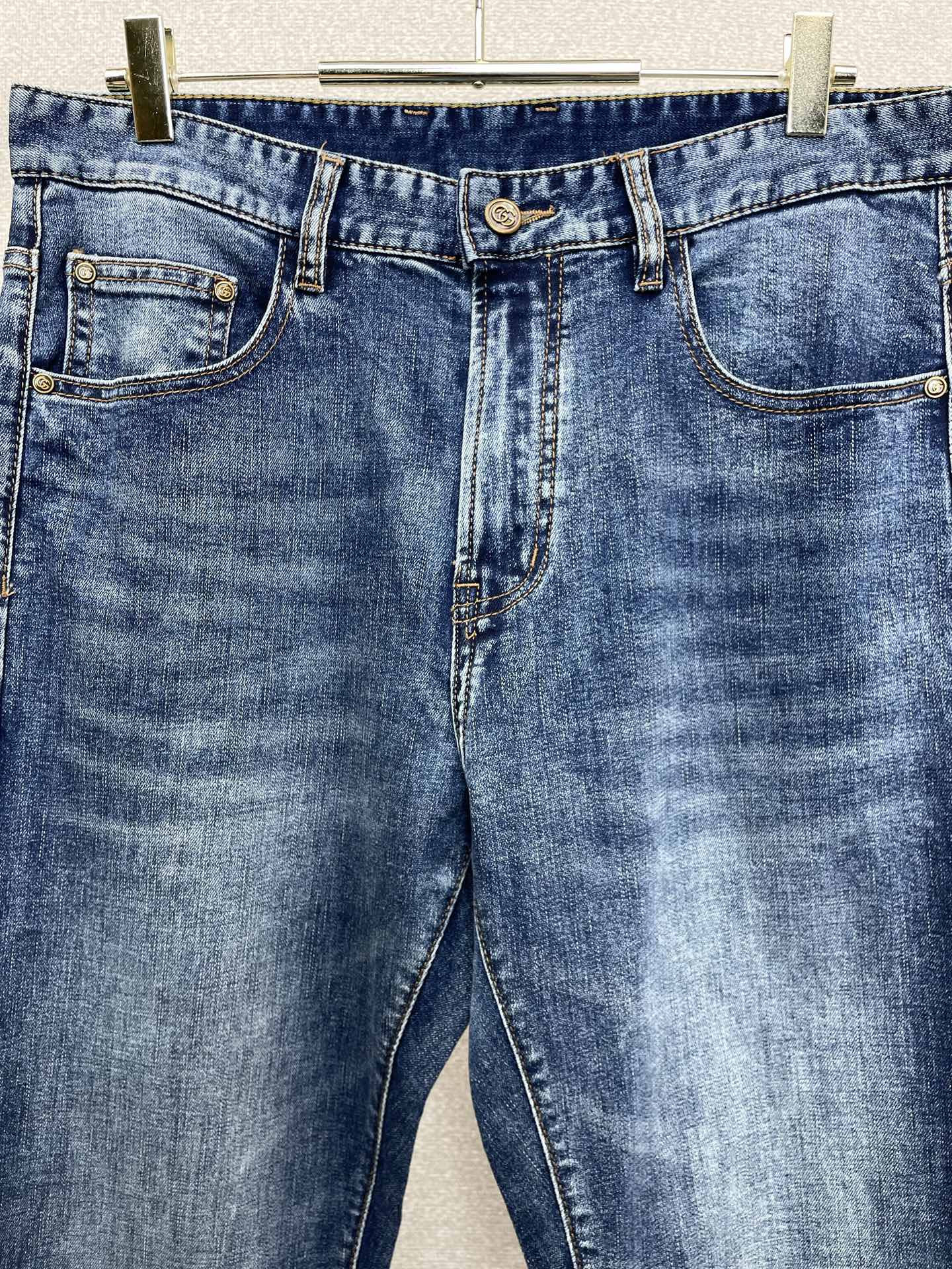 。Gucci古驰💥独家专供新款休闲牛仔裤👖高端版本 专柜定制面料 透气舒适度高，细节无可挑剔，品牌元素设