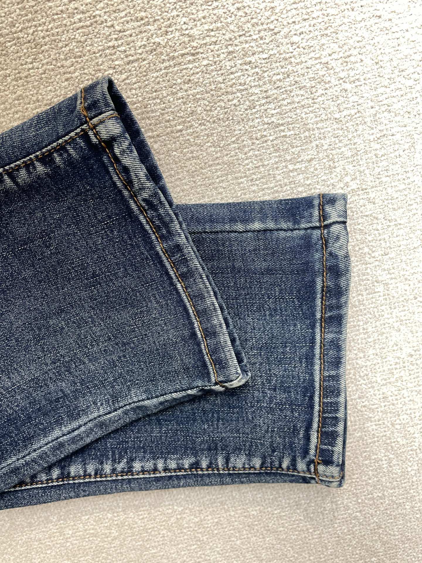 。Gucci古驰💥独家专供新款休闲牛仔裤👖高端版本 专柜定制面料 透气舒适度高，细节无可挑剔，品牌元素设