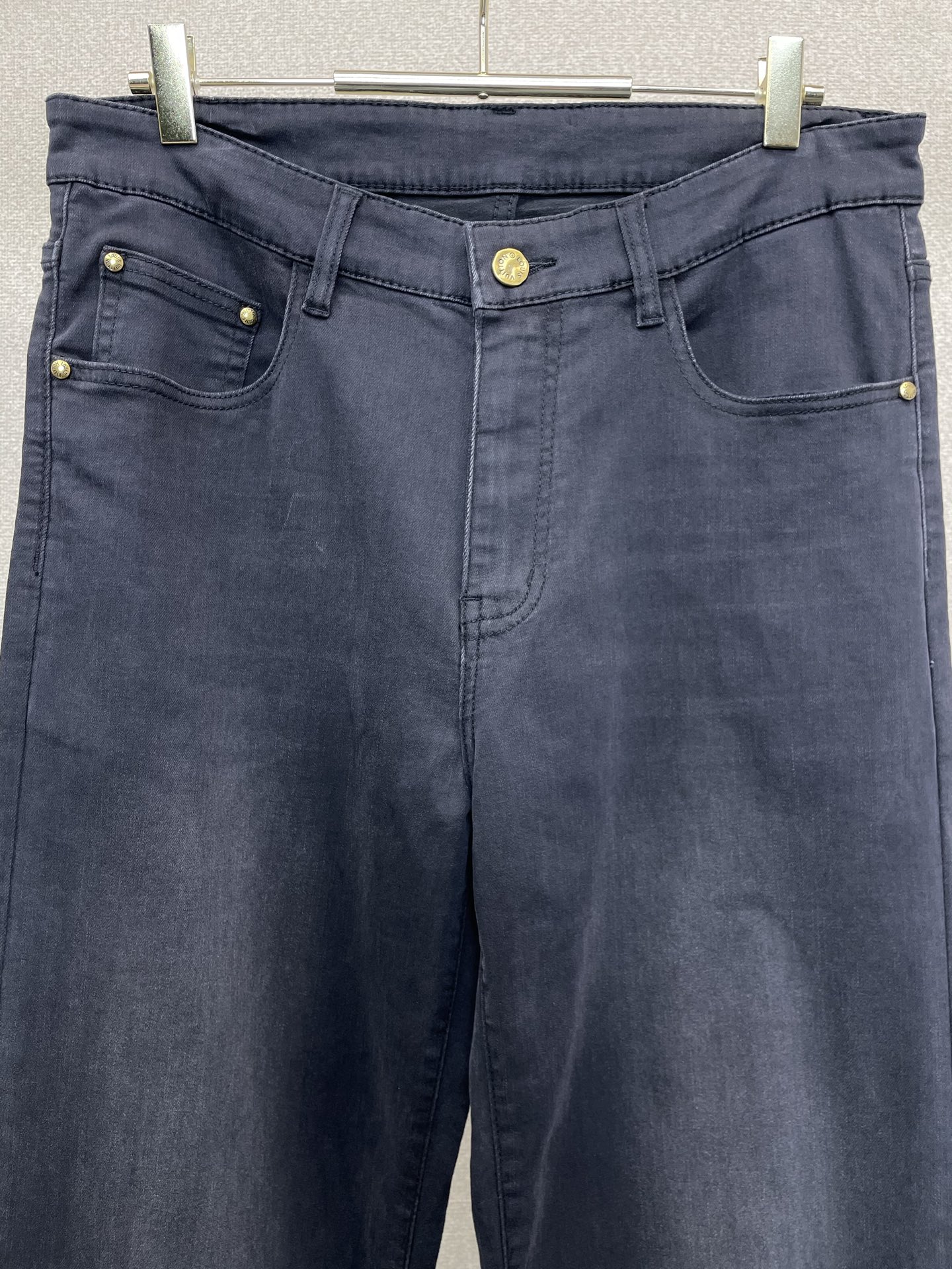。Louis Vuitton路易威登💥独家专供新款休闲牛仔裤👖高端版本 专柜定制面料 透气舒适度高，细节